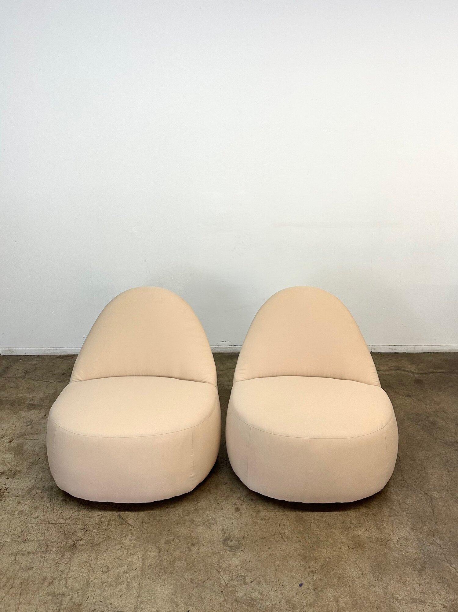 Measures : W30 D23 H31 SW29 SD20 SH15

Claudia & Harry Washington Mitt lounge chairs for Bernhardt, circa 2015. Chairs have been upholstered in beige outdoor fabric. Chairs are meant for indoor use, but have been upholstered in outdoor fabric for