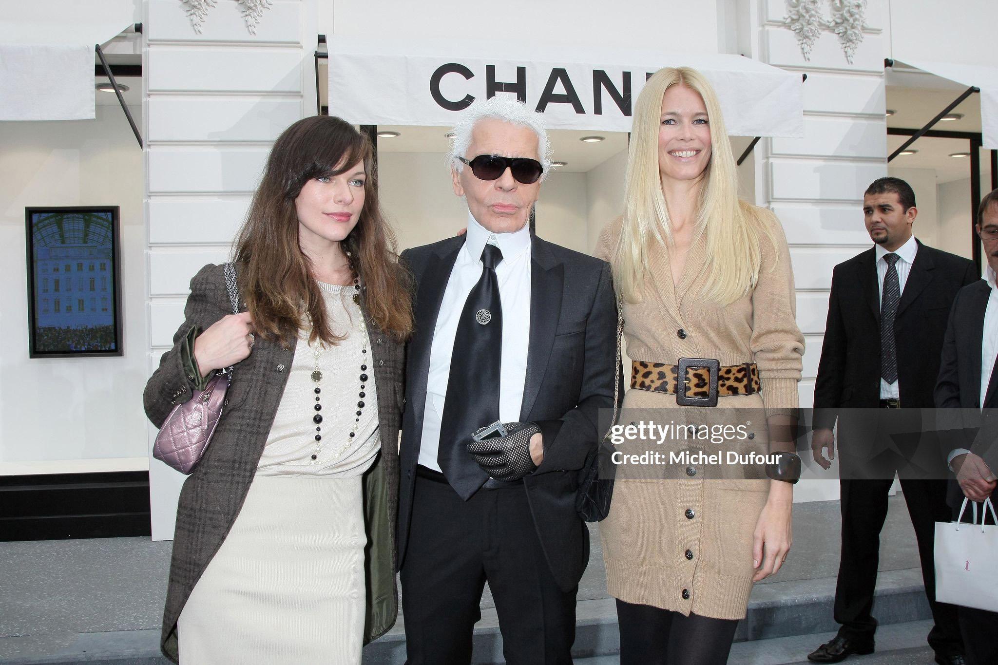 Timelees Chanel steel grey cashmere cardigan with CC logo buttons ~ as seen on Supermodel Claudia Schiffer
- shawl style warm collar
- fitted silhouette
- composition 100% cashmere
Size mark 40 FR. Condition is pristine
