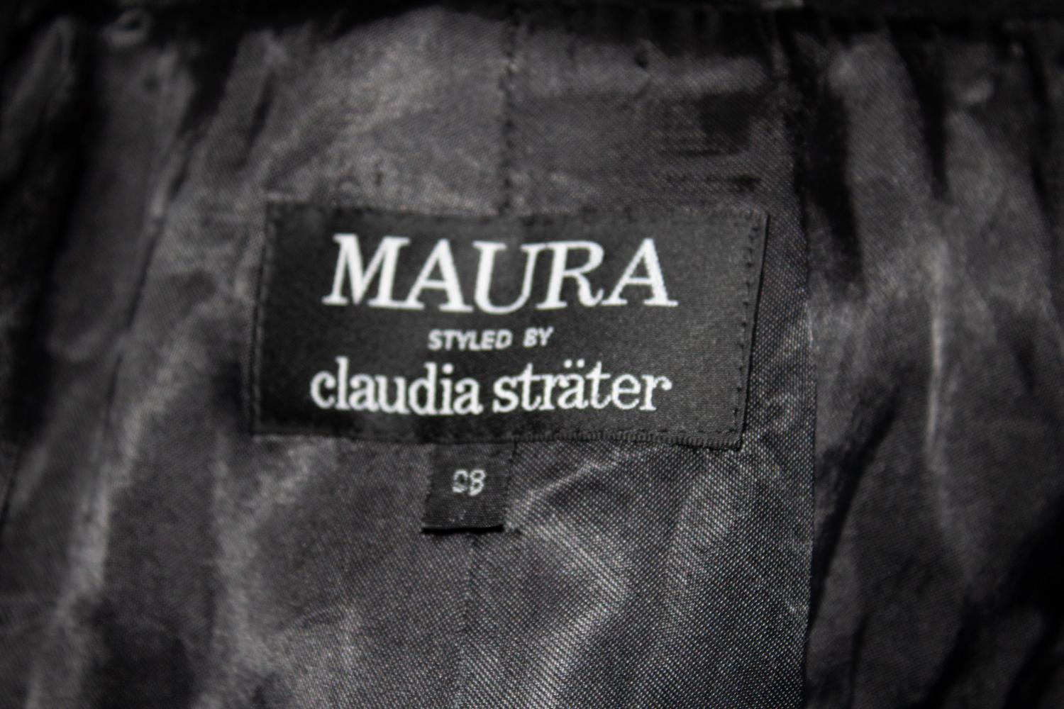 Un cappotto di lana chic di Claudia Strater. Il cappotto ha un'ottima sartoria con bottoni sul davanti e tasche su entrambi i lati. Ha un colletto a taglio ed è in misto lana e cachemire. 
Taglia 38 Misure Seno fino a 38'', lunghezza 40''
