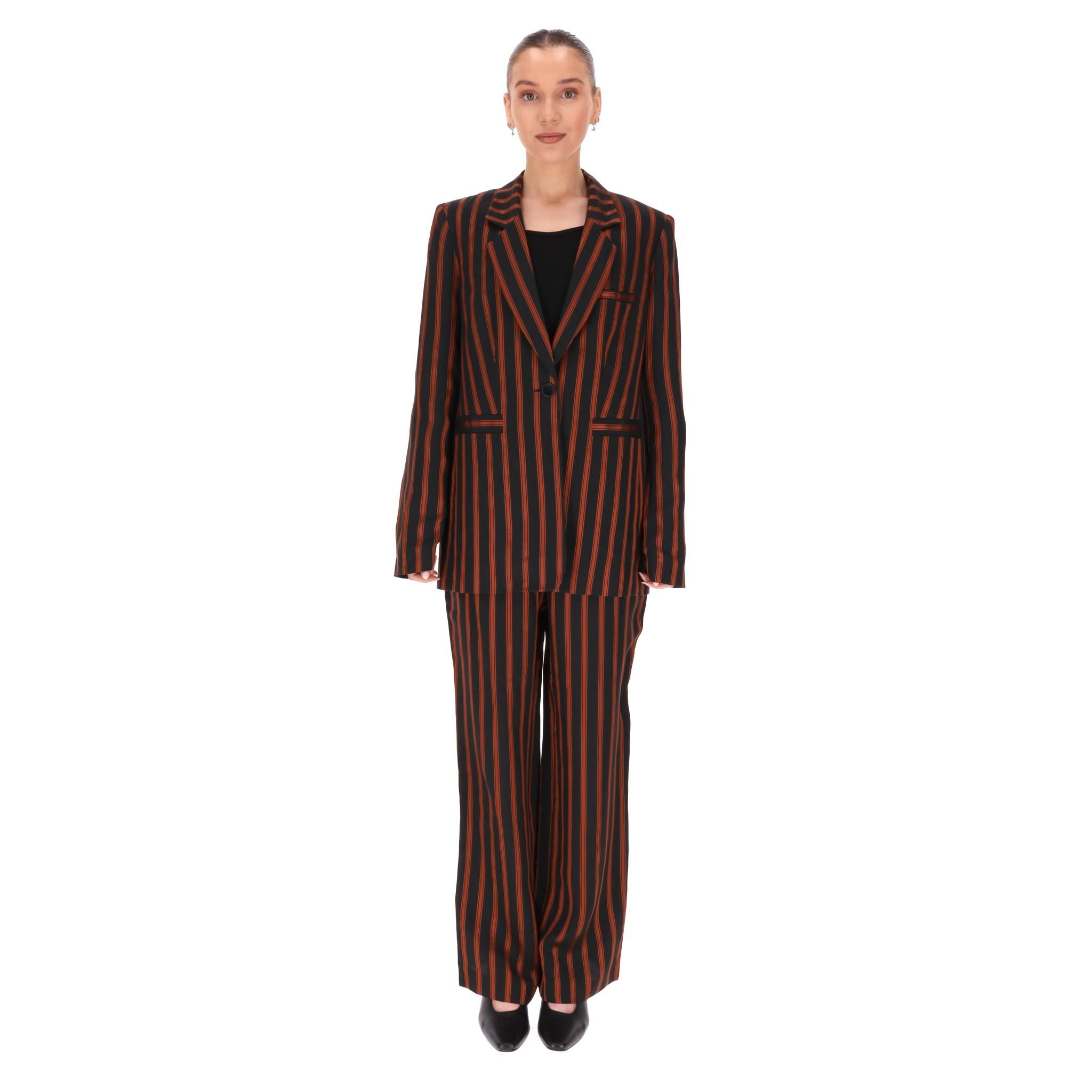 Brand New - Claudie Pierlot Striped Jacket & Trousers Suit

Ensemble blazer et pantalon à rayures noires et cuivrées.

Veste légèrement surdimensionnée à coupe droite avec trois poches.

Pantalon taille haute à jambe droite et passants de