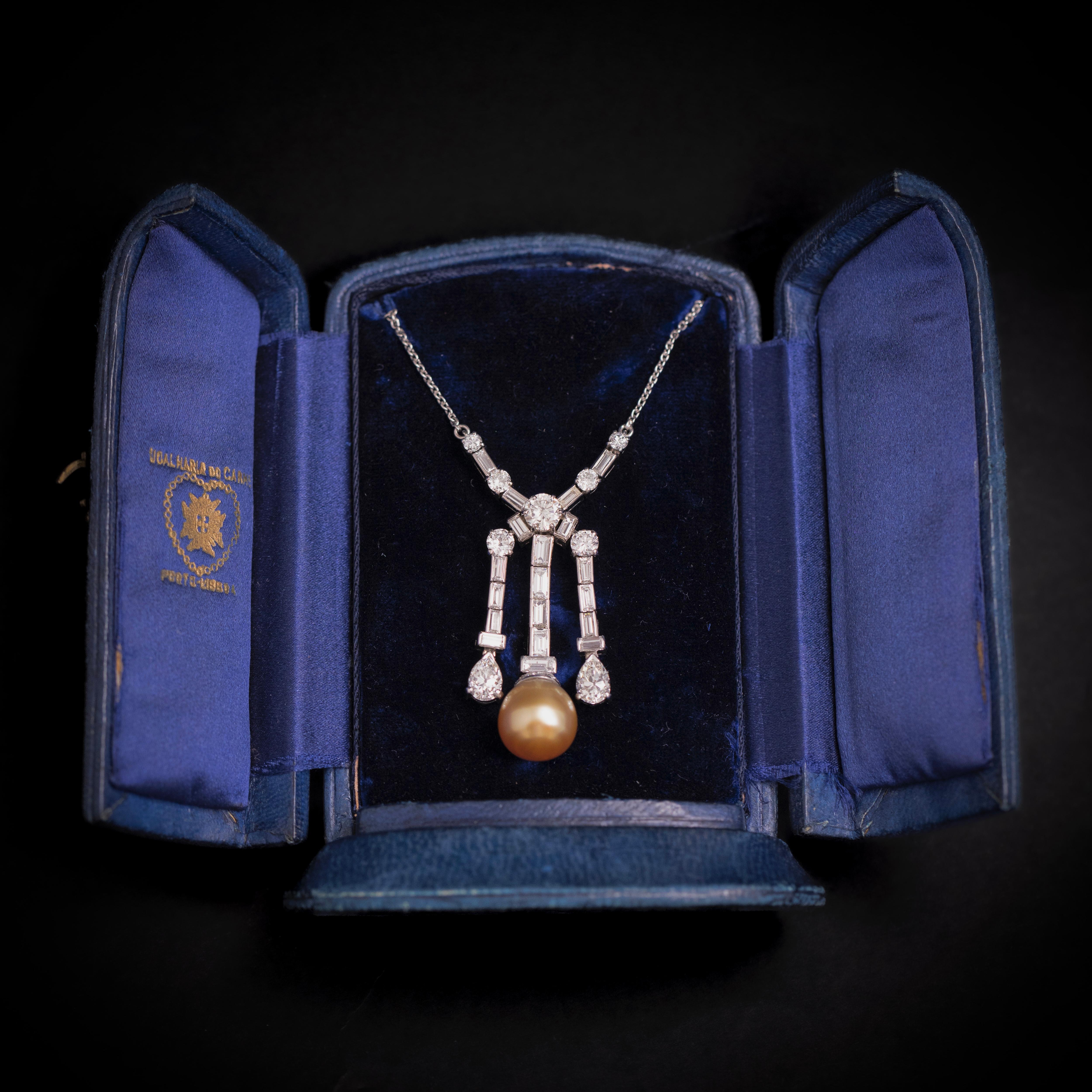 Claudino de Oliveira Art Deco Golden Pearl and Diamond Lavalier Necklace in Platinum, Portugal, 1940s.

A refined Art Deco lavalier necklace by renowned Lisbon jeweler Claudino de Oliveira, crafted in platinum during the 1940s. The geometric pendant
