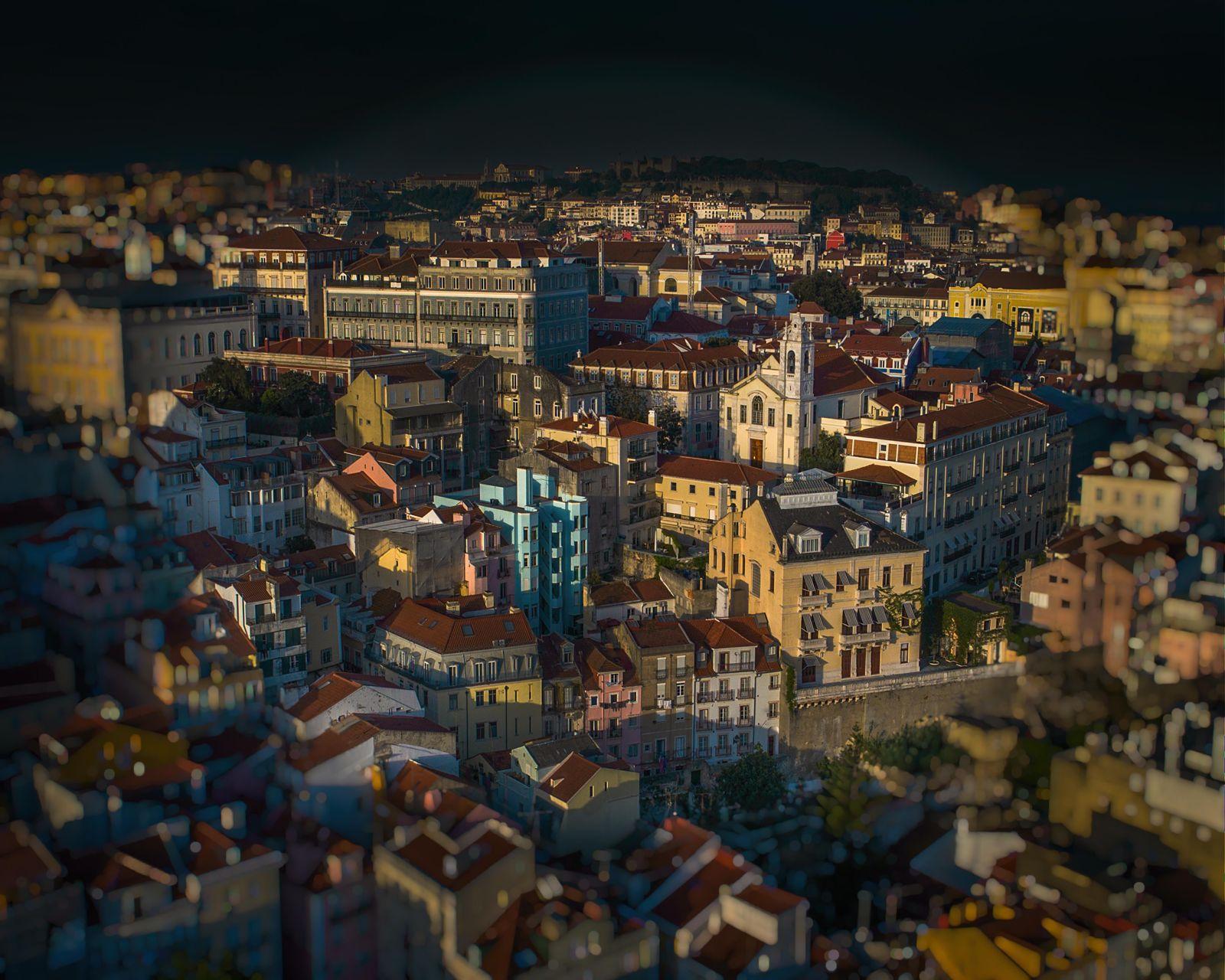 Claudio Edinger Color Photograph – Machina Mundi Lisboa, Alfama