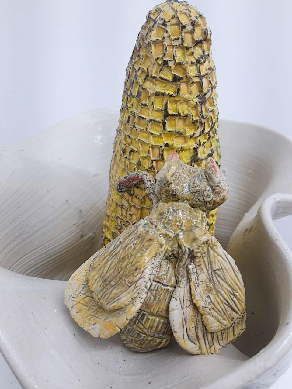 Bol à abeilles - Gris Figurative Sculpture par Claudio Jerónimo