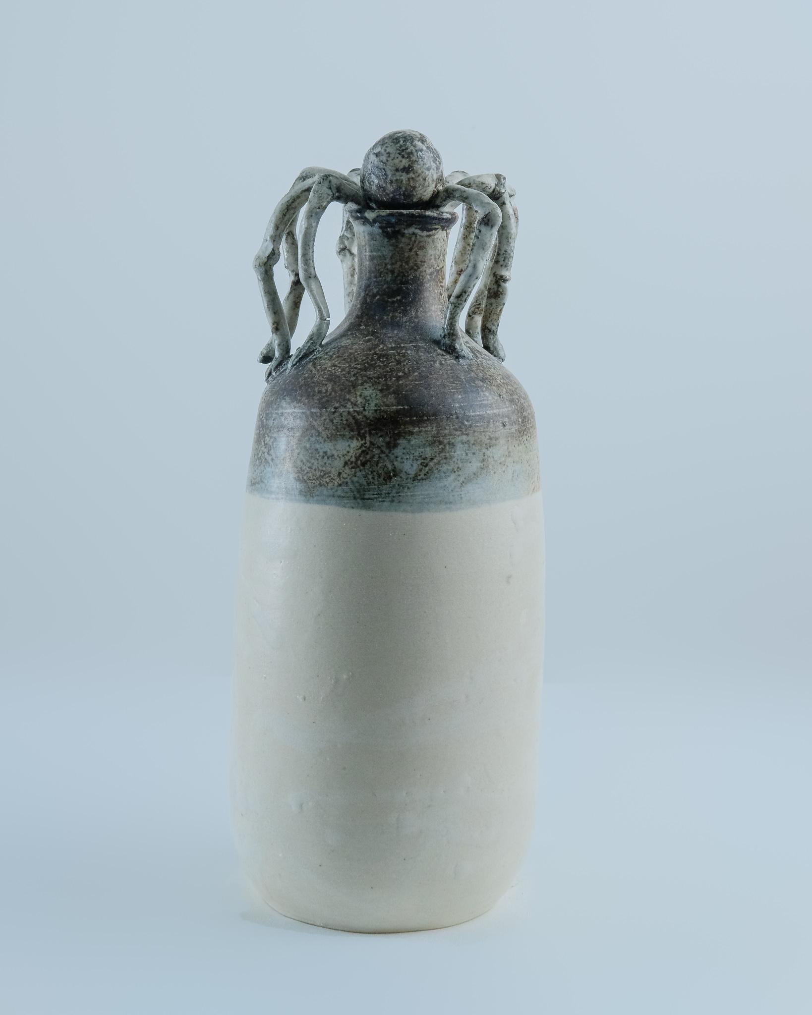 Vase mit Spinne – Sculpture von Claudio Jerónimo