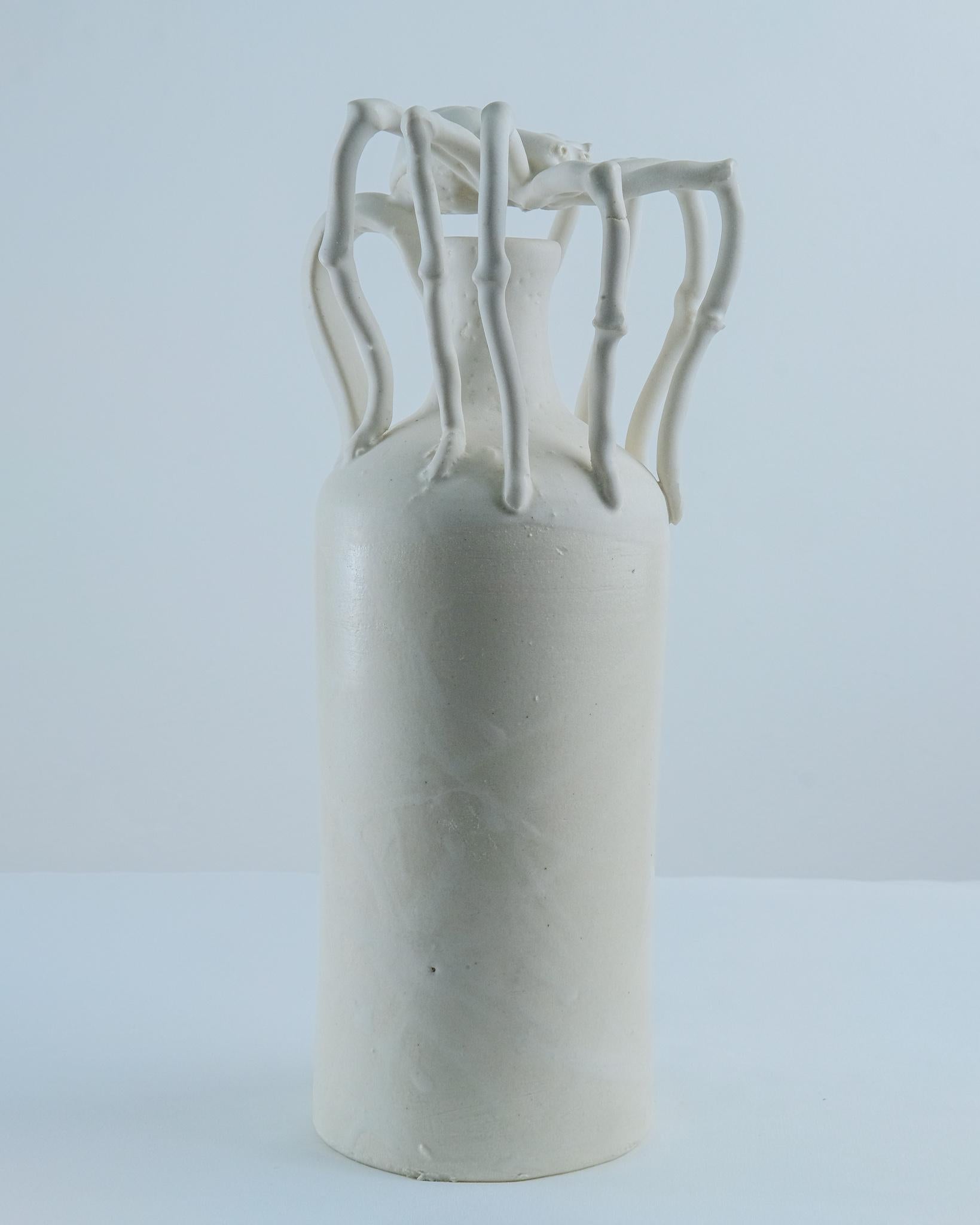 Spider vase - Sculpture by Claudio Jerónimo