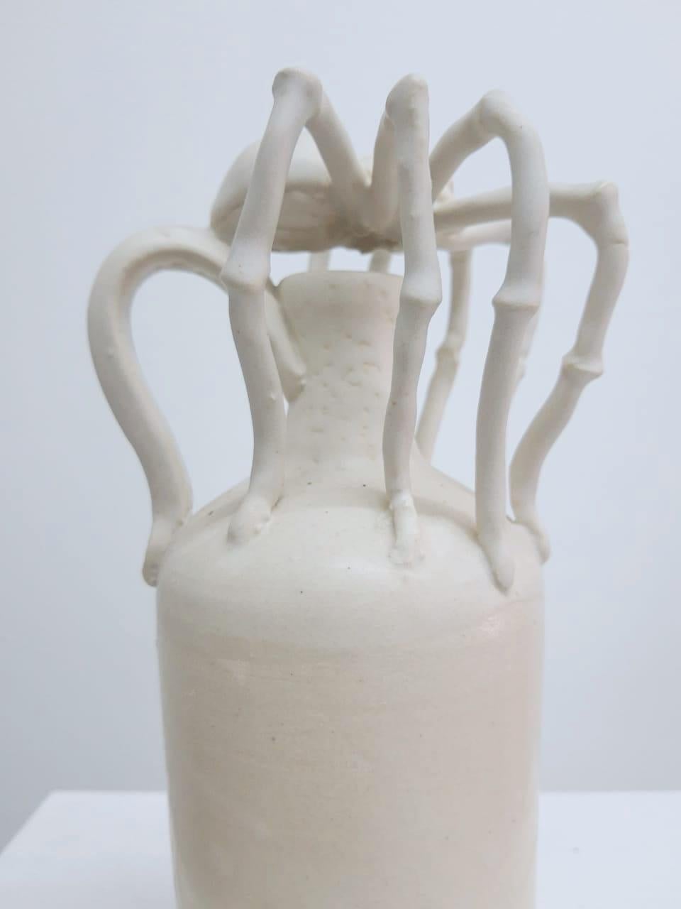 Spider vase - Contemporary Sculpture by Claudio Jerónimo