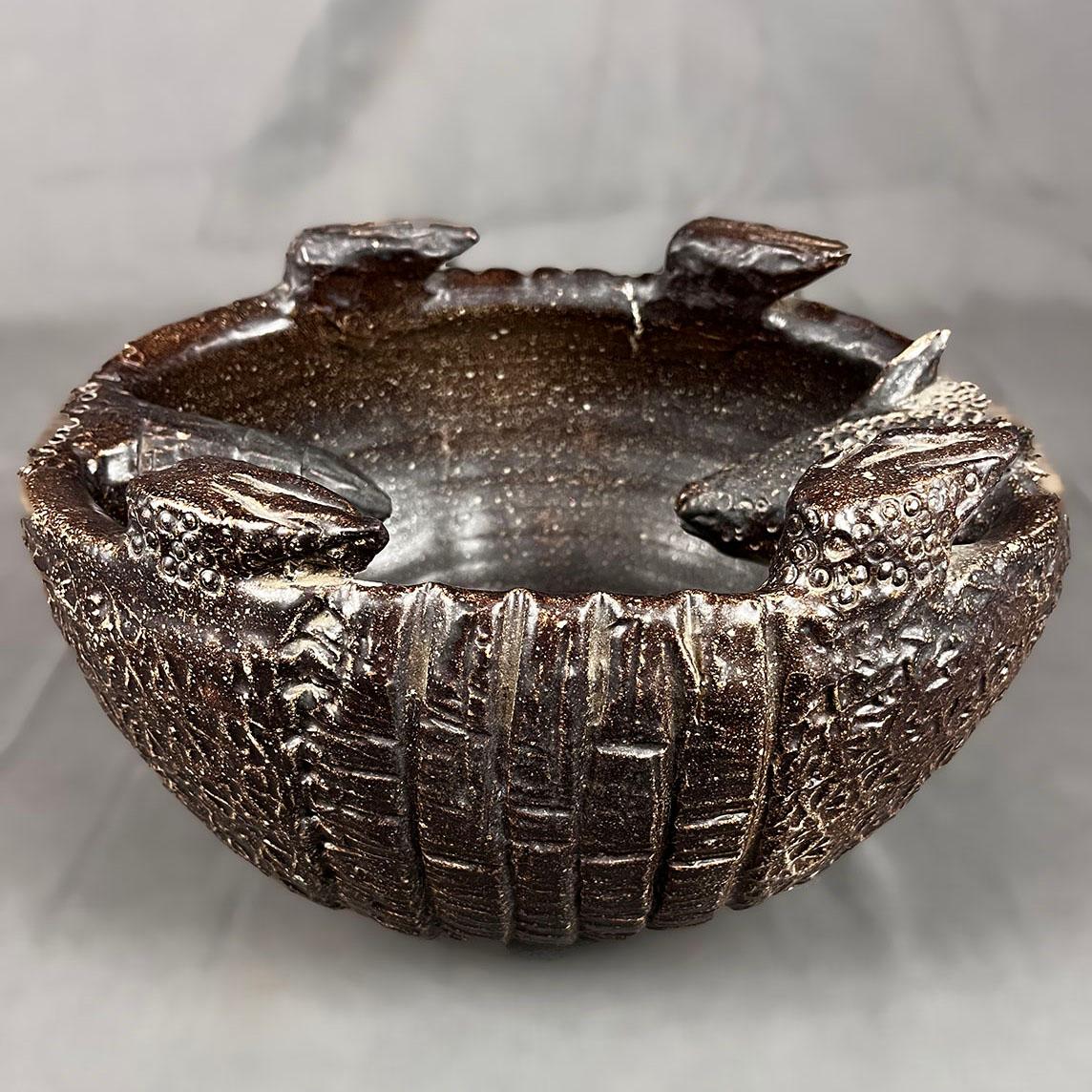 Postmoderno Vaso Armadillo in ceramica ad alta temperatura Claudio Jerónimo Brown in vendita