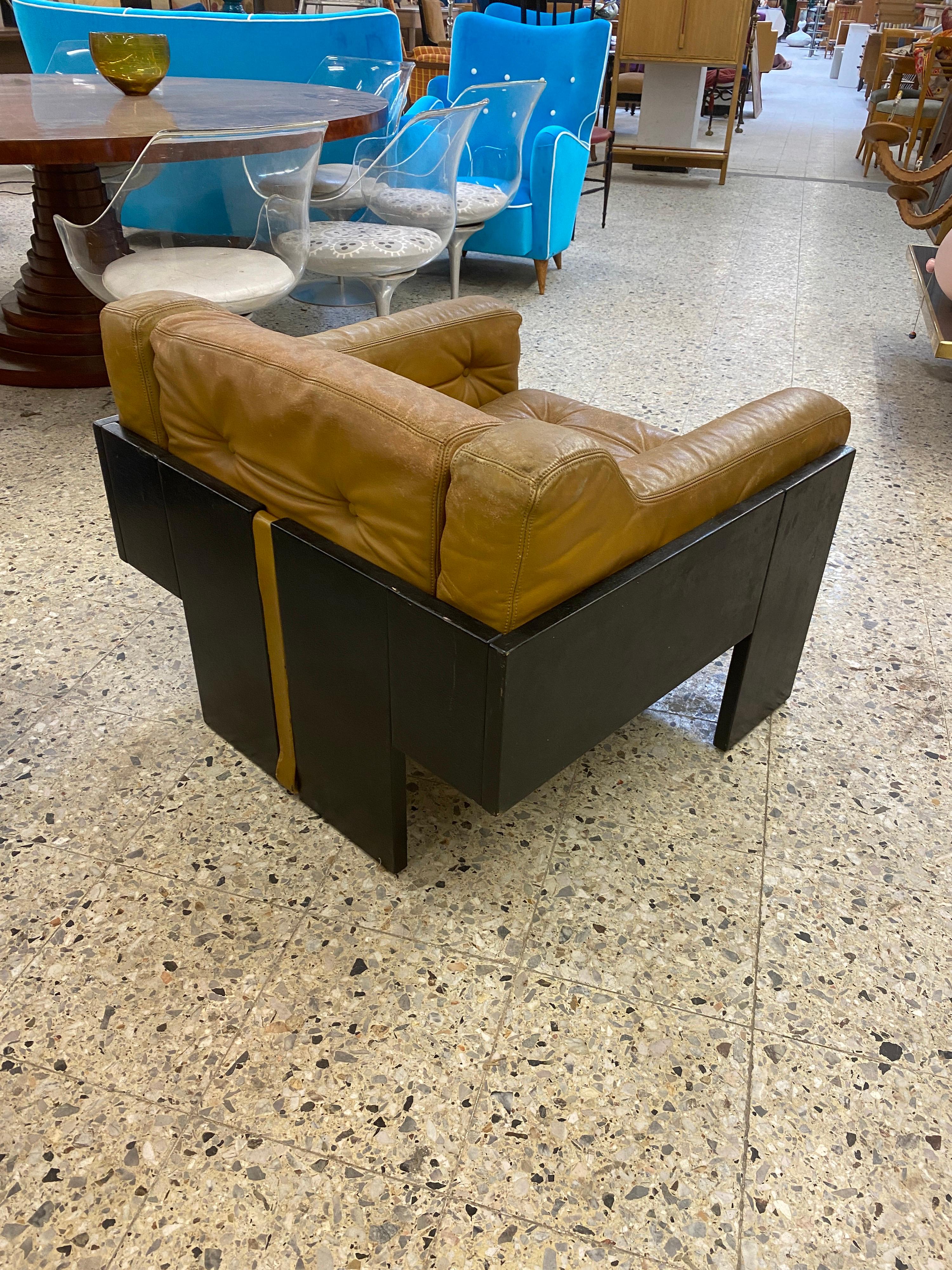 In the style of Claudio Salocchi, Armchair in lacquered wood and leather For Sale 2
