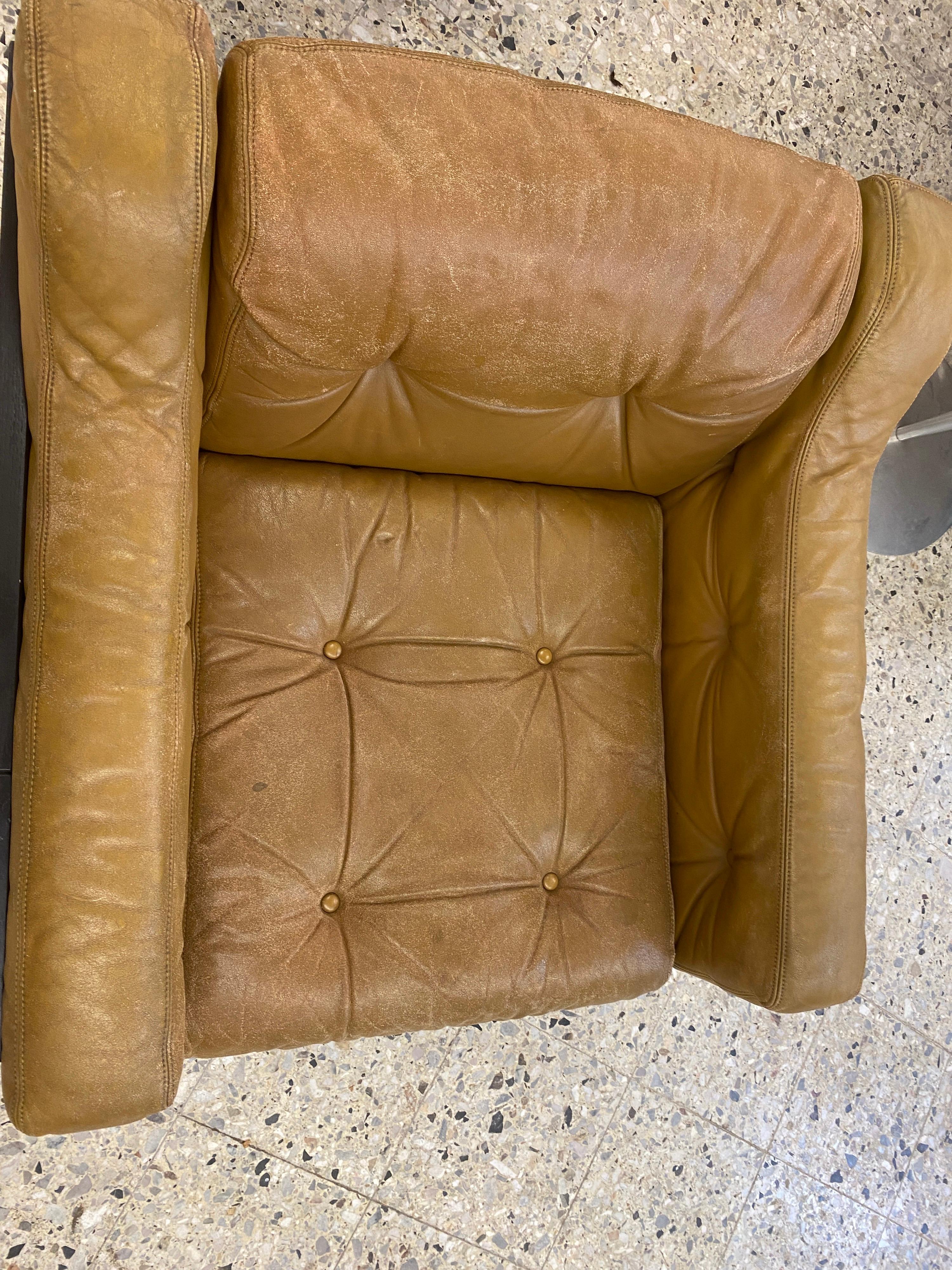 In the style of Claudio Salocchi, Armchair in lacquered wood and leather For Sale 3