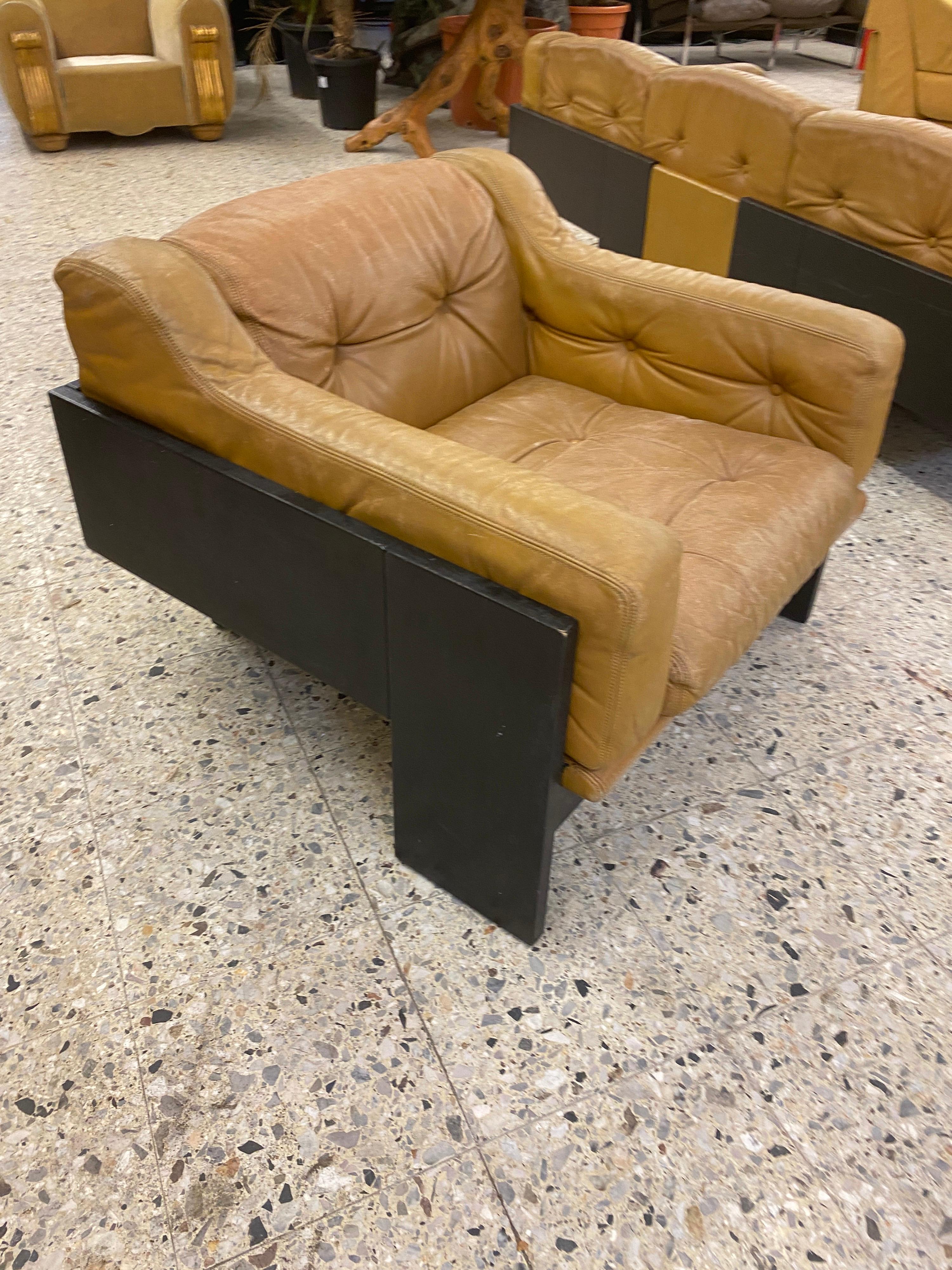 In the style of Claudio Salocchi, Armchair in lacquered wood and leather In Good Condition For Sale In Saint-Ouen, FR