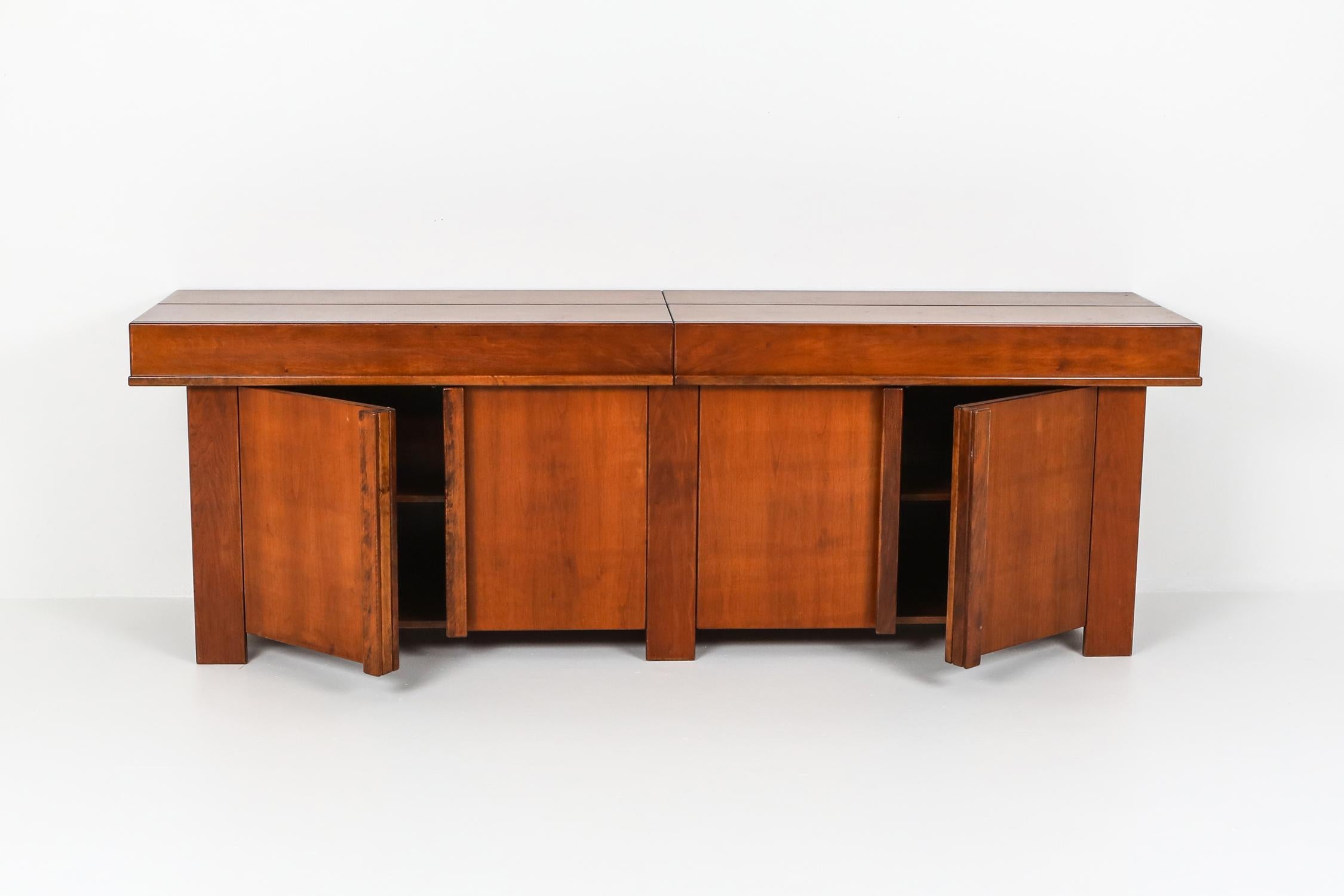 Mid-Century Modern, solid French elm credenza, in the style of Giovanni Michelucci, Italy 1960s.

Stunning and unusual storage piece with four doors and two opening top compartments.
Note that this piece is not made in veneer, but solid French Elm