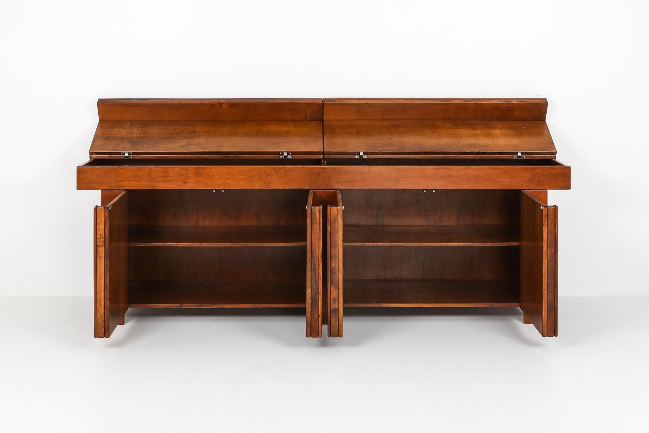 Giovanni Michelucci Style Credenza in Solid Elm In Excellent Condition In Antwerp, BE