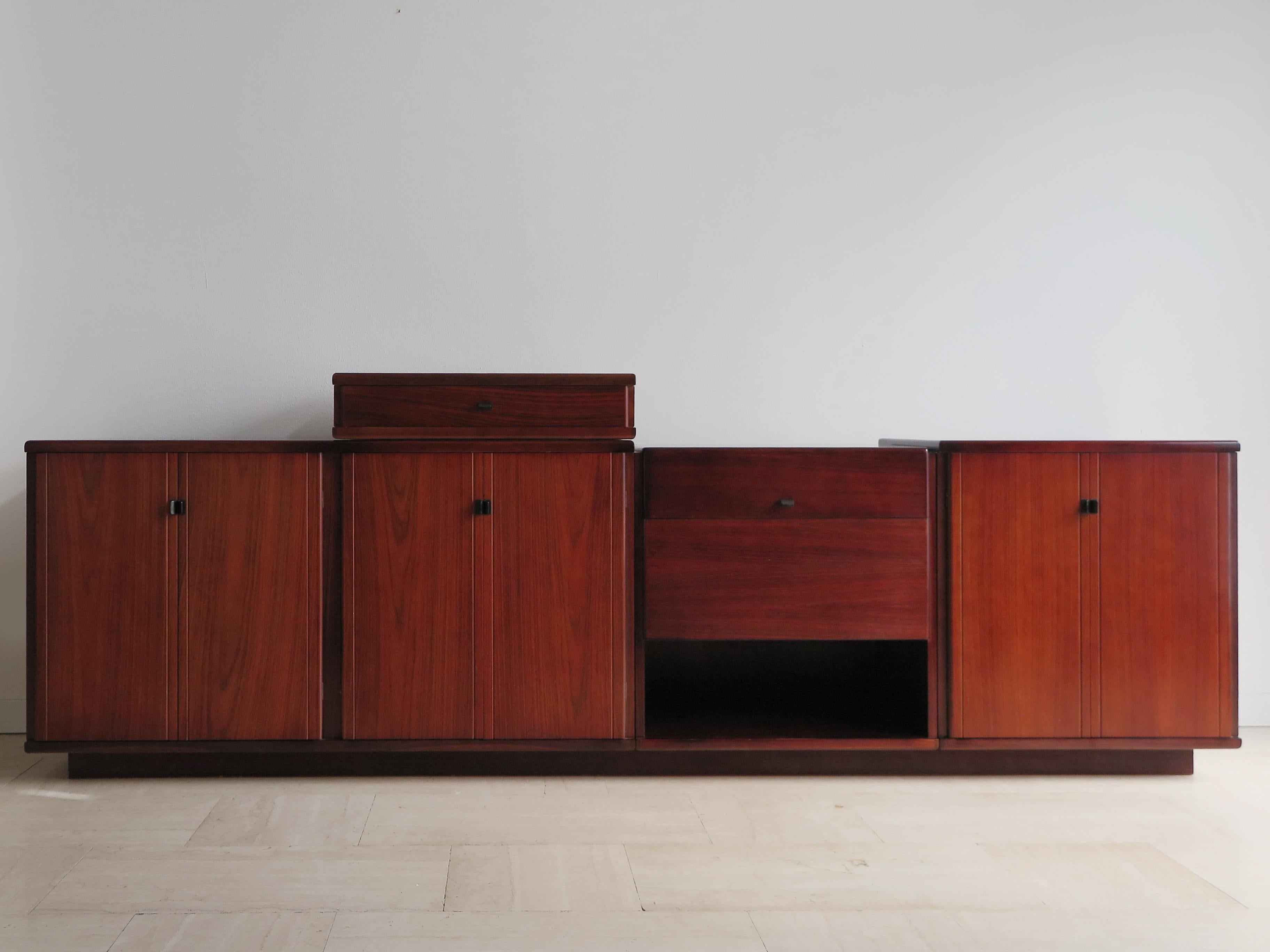 Midcentury modern design credenza sideboard mit von oben zu öffnendem Barschrank und frei positionierbarer Schublade, entworfen von Caludio Salocchi und hergestellt von Sormani, dunkles Holz mit Metallgriffen, rückseitig Klebeetikett des Herstellers