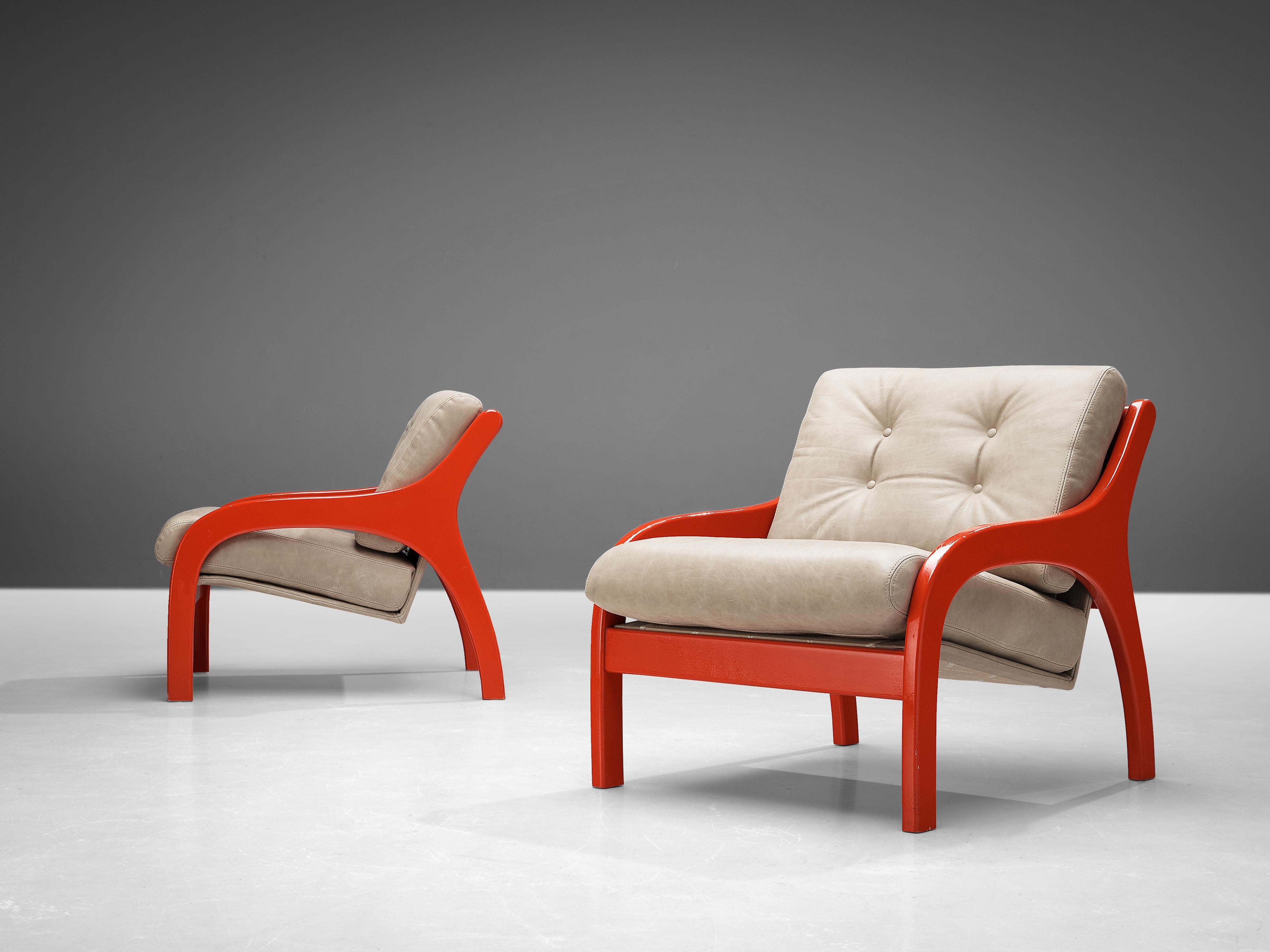 Claudio Salocchi for Sormani, ´Vivalda´ armchairs, lacquered wood, leather, Italy, 1960s. 

Eccentric pair of 'Vivalda' armchairs designed by Claudio Salocchi for Sormani. The chairs have a solid curved lacquered wooden frame in bright red,