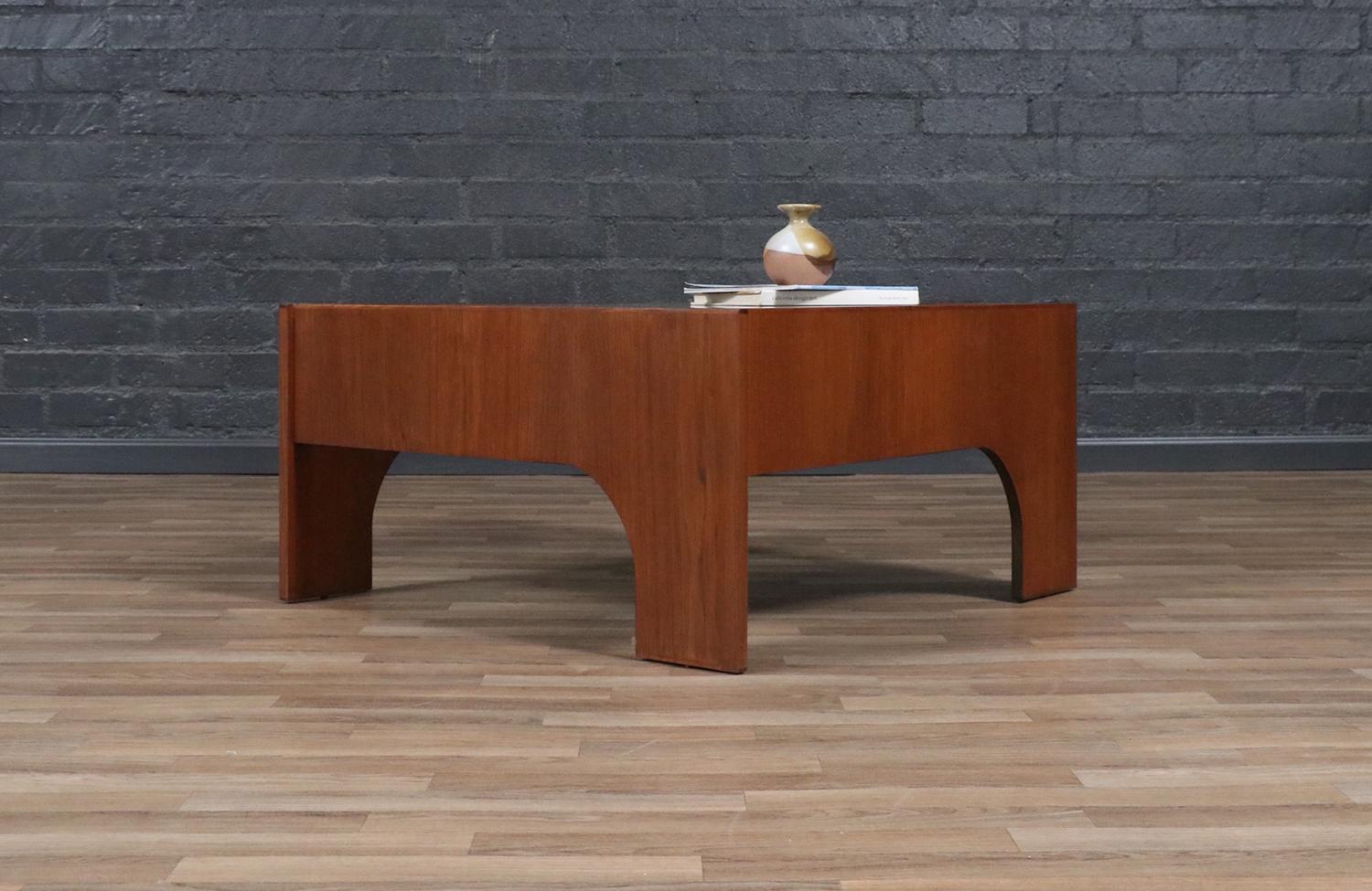 Claudio Salocchi “Oriolo” Smoke Glass Coffee Table for Sormani In Excellent Condition For Sale In Los Angeles, CA