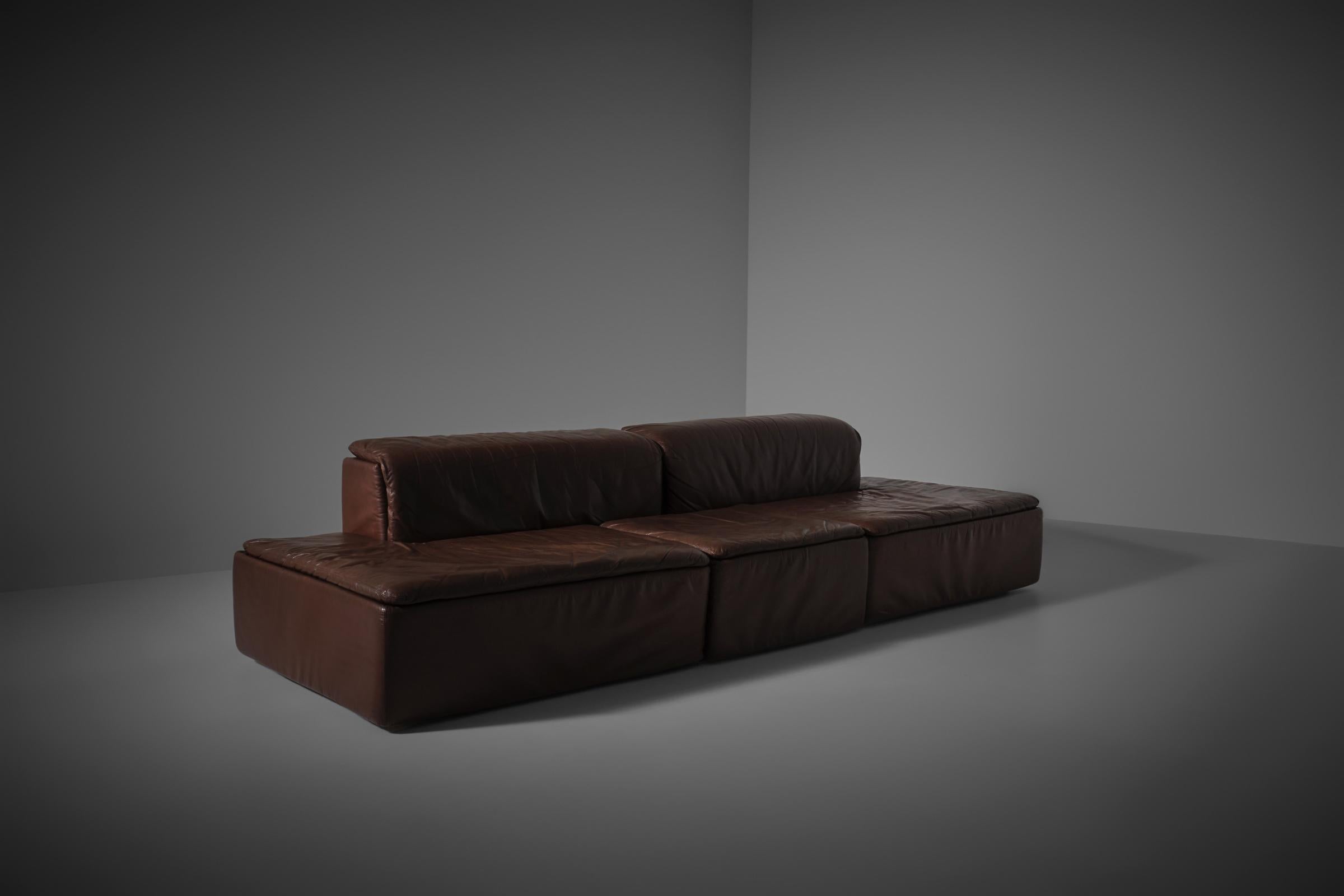 Modulares Sofa 'Paione' von Claudio Salocchi für Sormani, Italien 1968. Interessantes architektonisches Sofa mit einer schönen niedrigen und tiefen Sitzfläche, bestehend aus zwei großen Sitzteilen mit Rückenlehne und einem inneren Element, das als