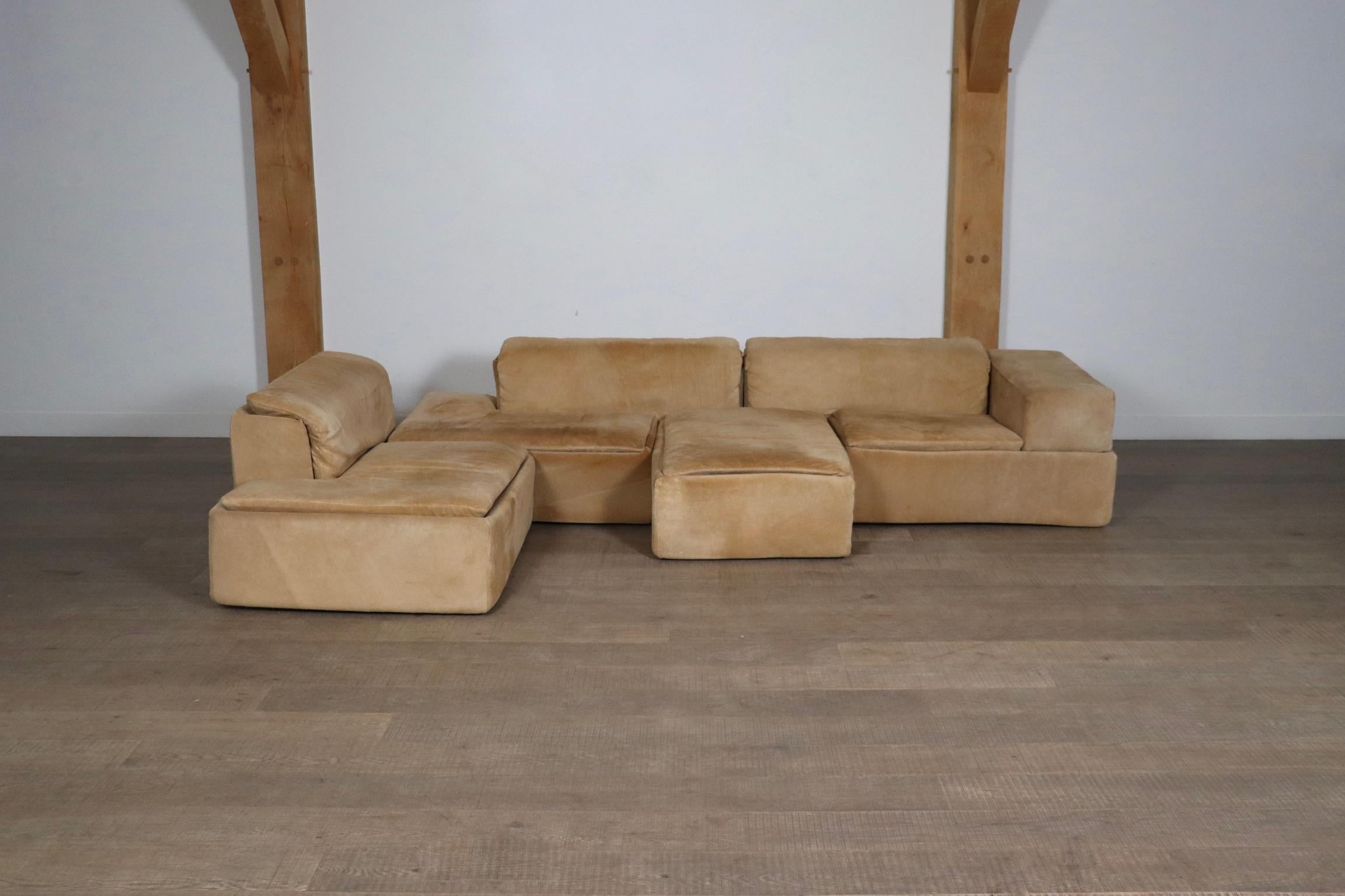 Fantastic ‘Paione’ modular sofa in tan suede by Claudio Salocchi for Sormani, Italy 1968.

This well designed architectural sofa features a nice low and deep seat which can be formed in multiple configurations. The sofa has beautiful tan or beige
