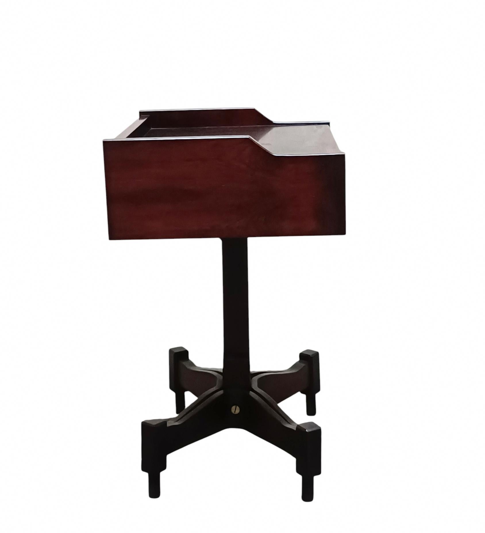 Parmi les produits les plus emblématiques de Sormani, ce meuble, conçu par Claudio Salocchi en 1962, a été conçu en pensant à la polyvalence, en ce sens qu'il peut être utilisé aussi bien comme tavolino, tavolino à côté d'une poltrone, ou pour de