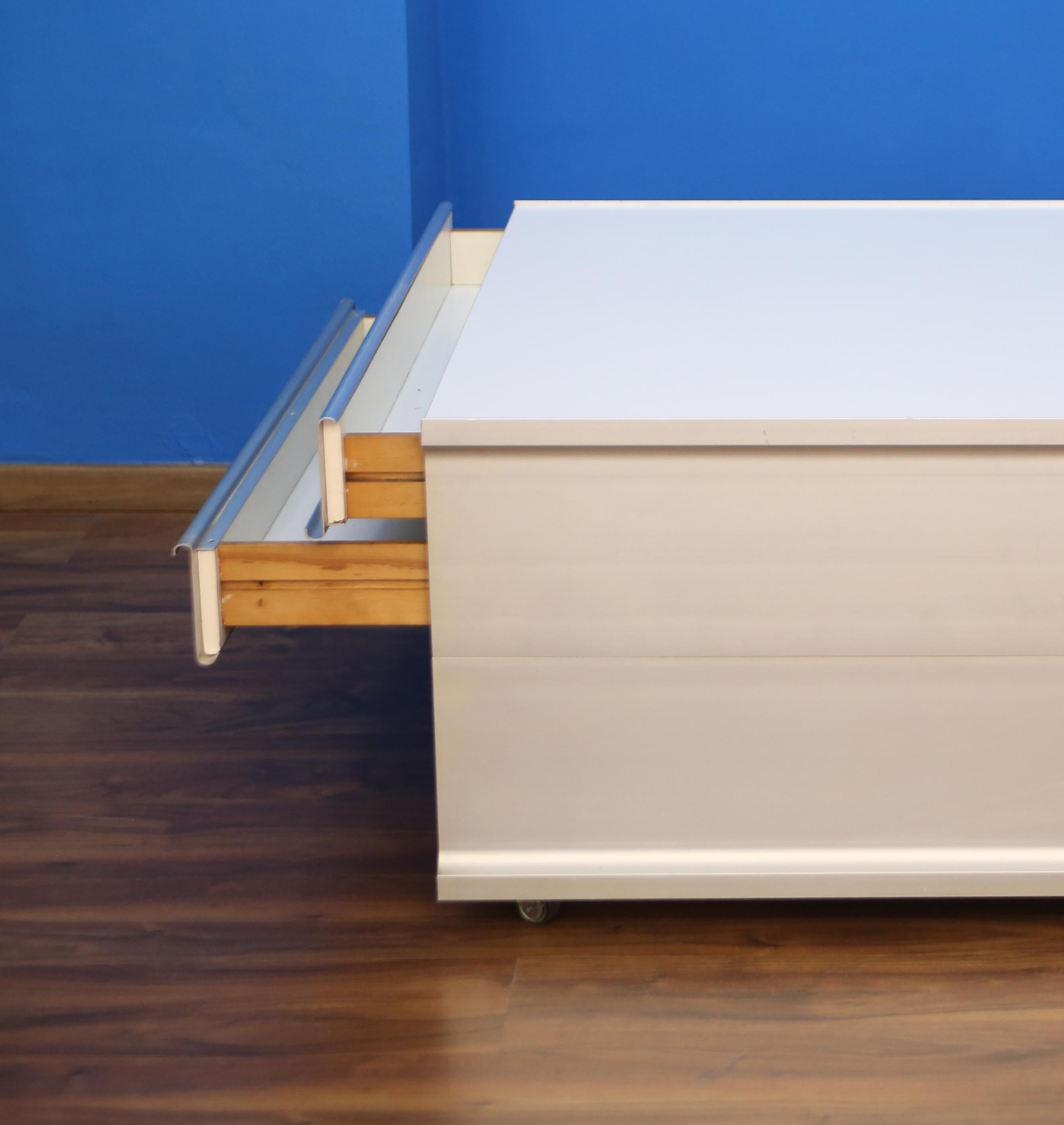 Mid-Century Modern Claudio Salocchi Rare table basse en alliage d'aluminium De la série ELISSE en vente