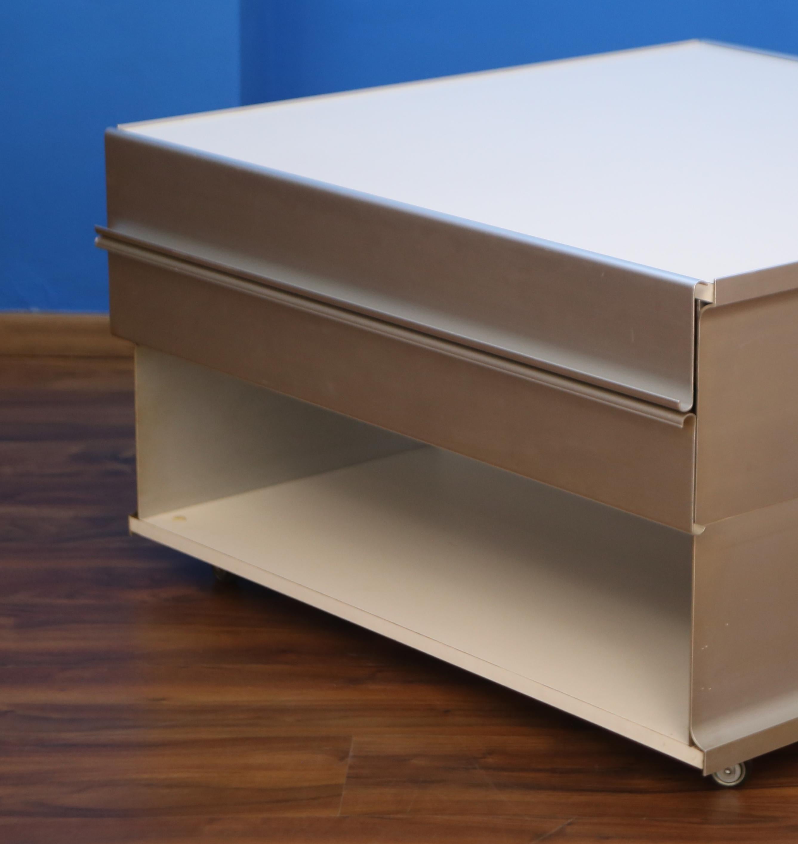 Autre Claudio Salocchi Rare table basse en alliage d'aluminium De la série ELISSE en vente