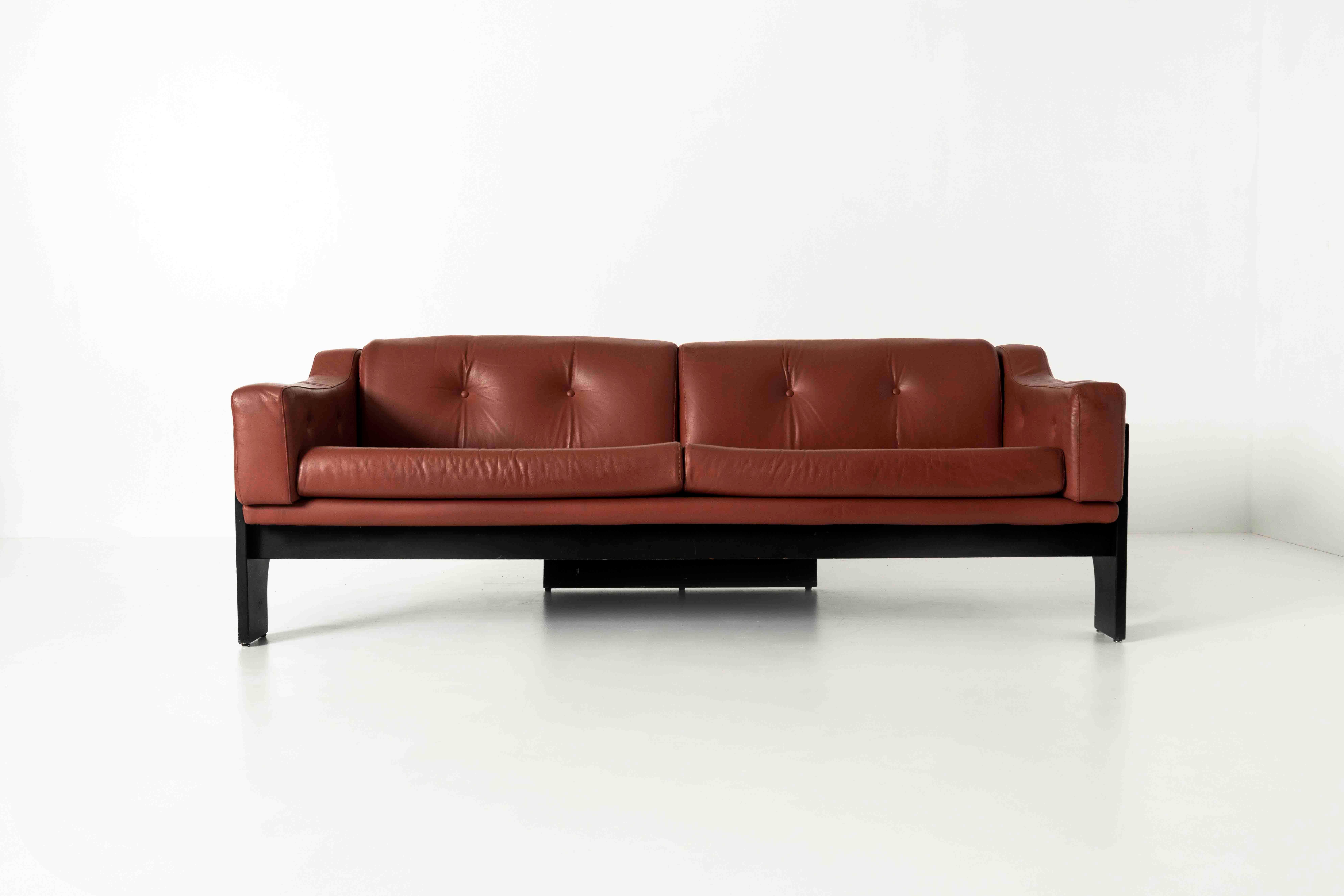 Impressive three-seater oriolo sofa by Claudio Salocchi for Sormani from Italy 1960s. This sofa has an exceptional design with the sides and the back in architectural shapes. The leather cushions are in good condition and have a very attractive