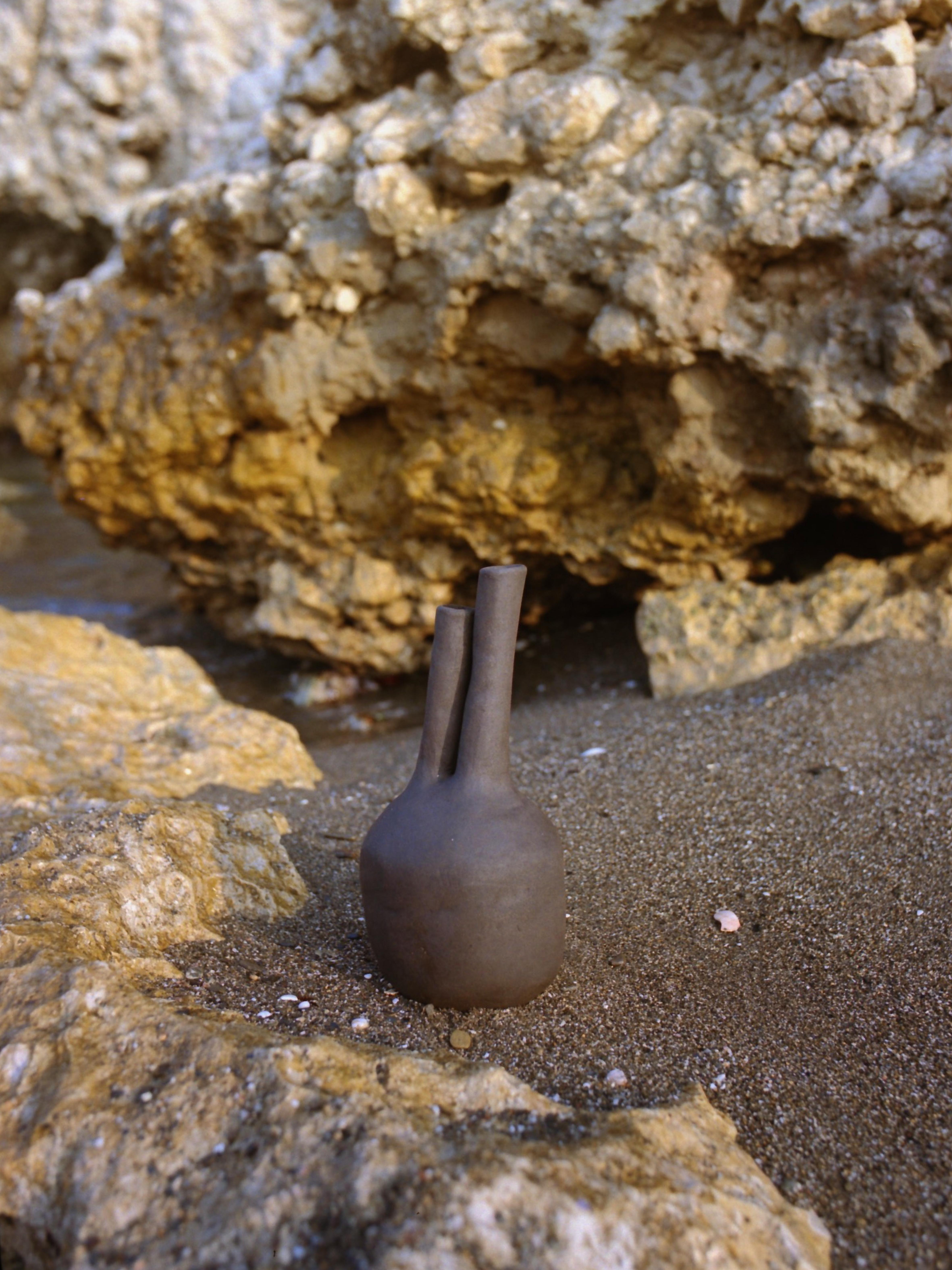 Claudio - Skulpturale Vase aus Steinzeug, mediterrane Seele, von Carrillo Studio