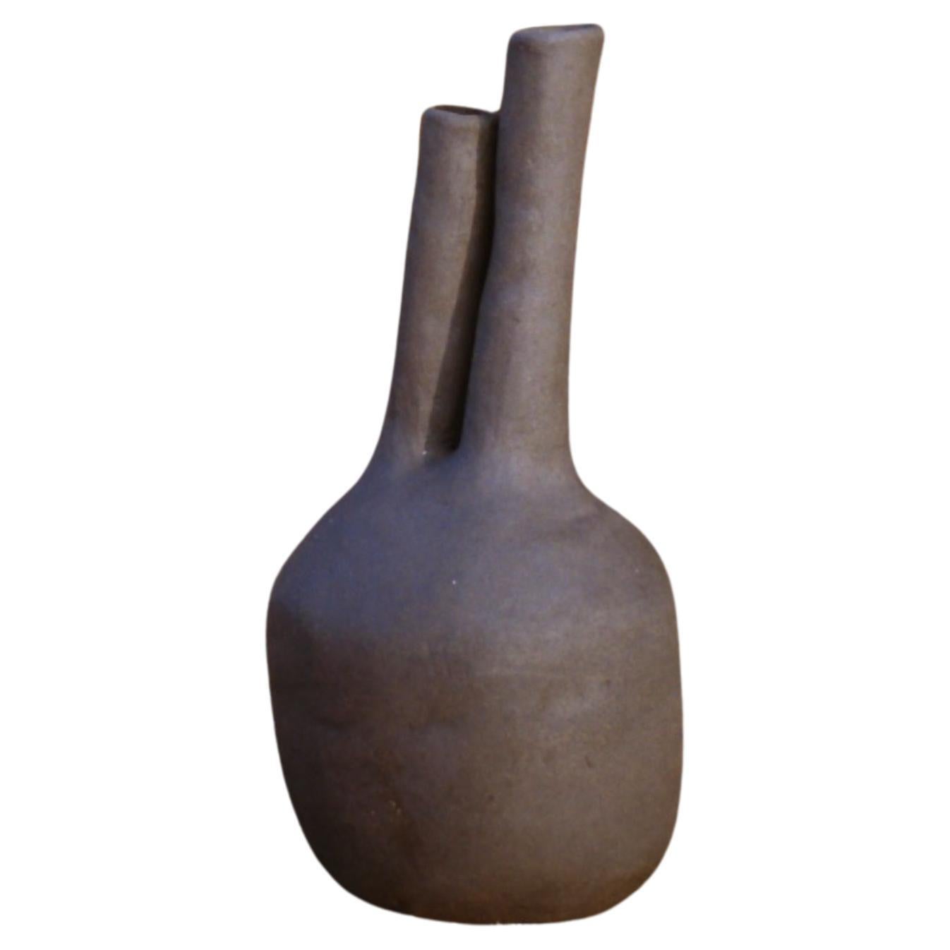 Claudio - Skulpturale Vase aus Steinzeug, mediterrane Seele, von Carrillo Studio". im Angebot