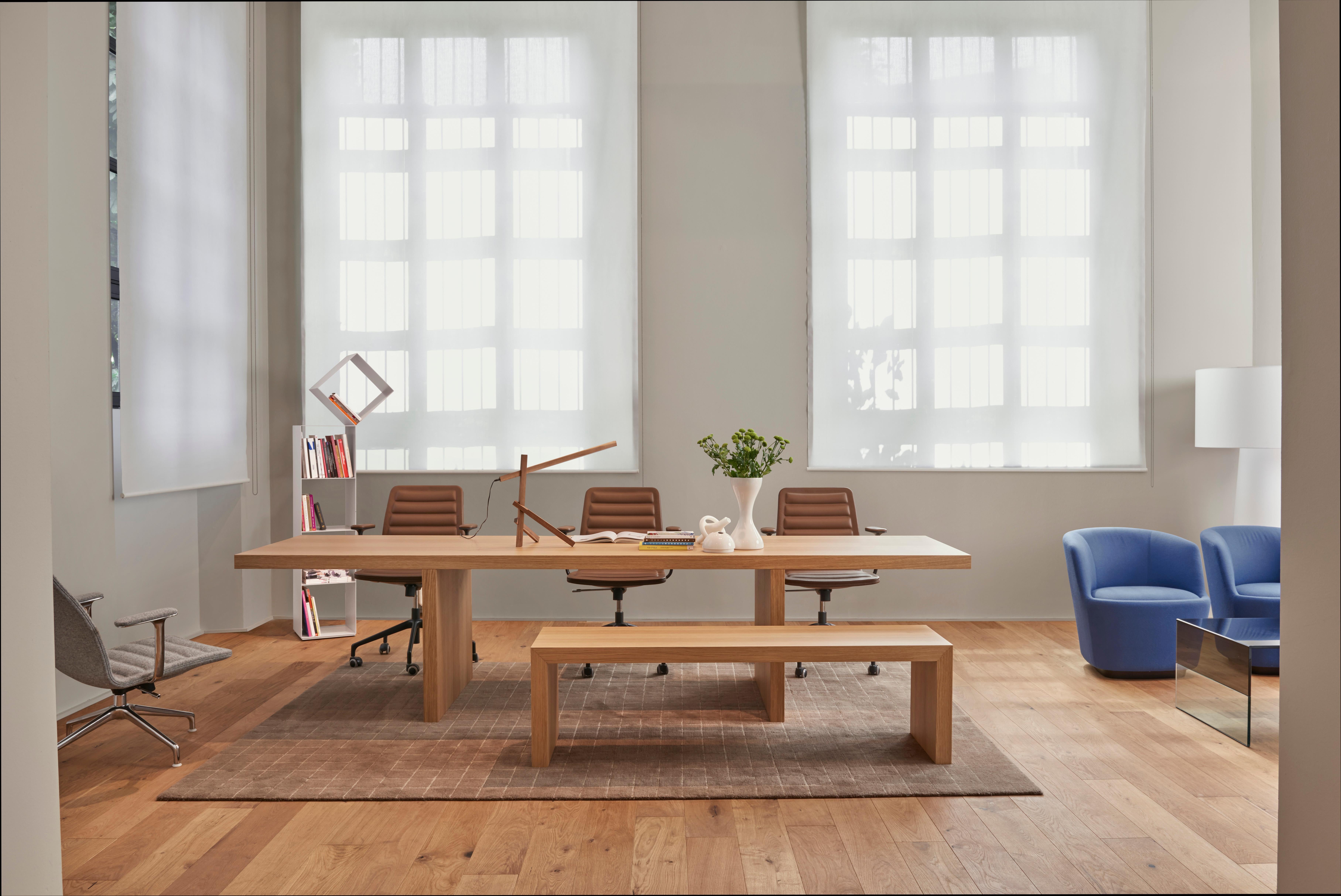 La table espoir Millenium, du designer Claudio Silvestrin, est une union monolithique de sapin alvéolé et de fibre de conglomérat de densité moyenne. Cette table, composée d'éléments verticaux recouverts d'un plateau horizontal de même hauteur et