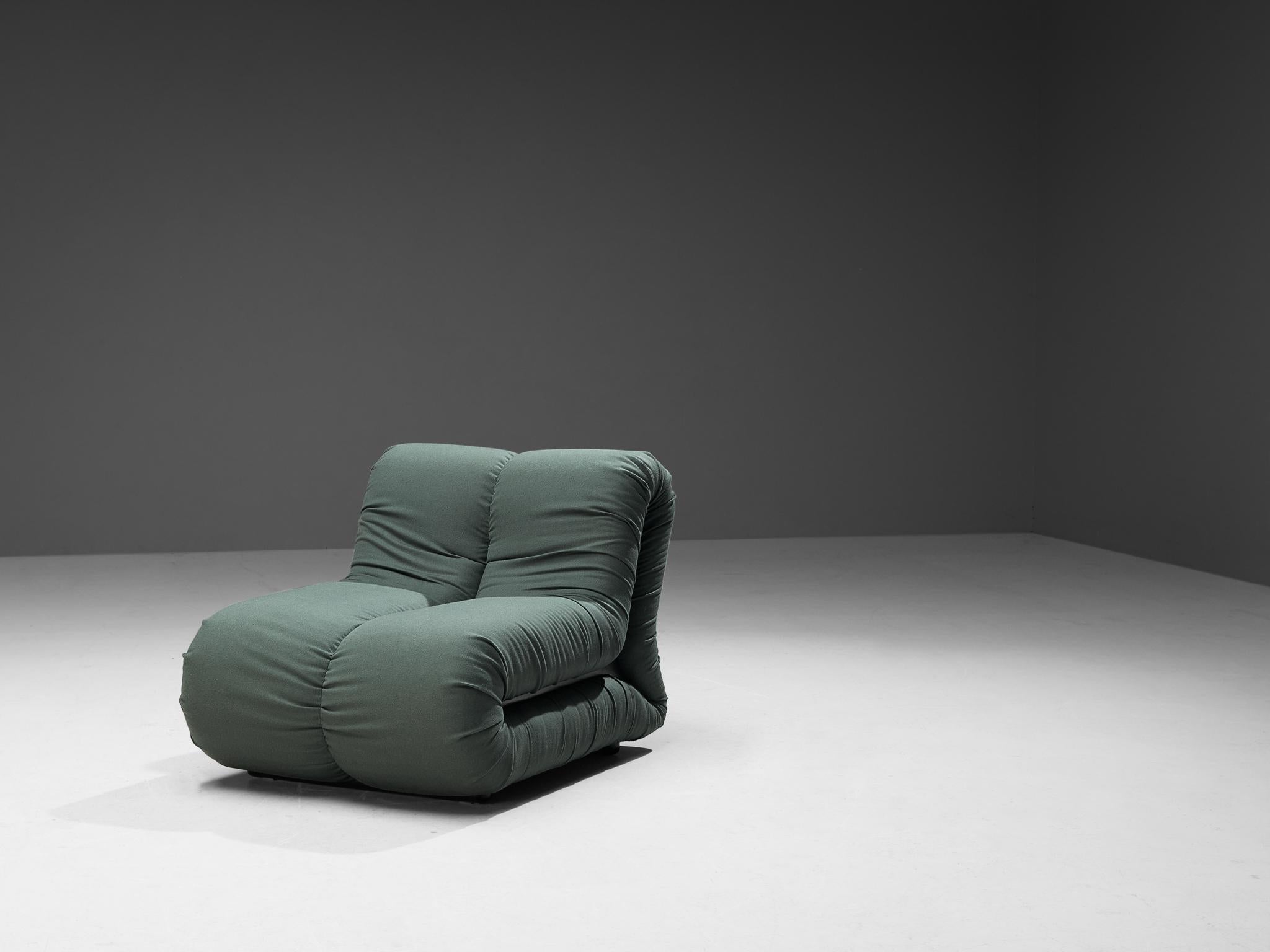 Claudio Vagnoni pour 1P, chaise longue modèle 'Pagru', tissu, plastique, Italie, 1968

Magnifique chaise longue 'Pagru' conçue par le designer italien Claudio Vagnoni, fabriquée par 1P en 1968. Cette pièce présente une forme en L avec un  volumineux