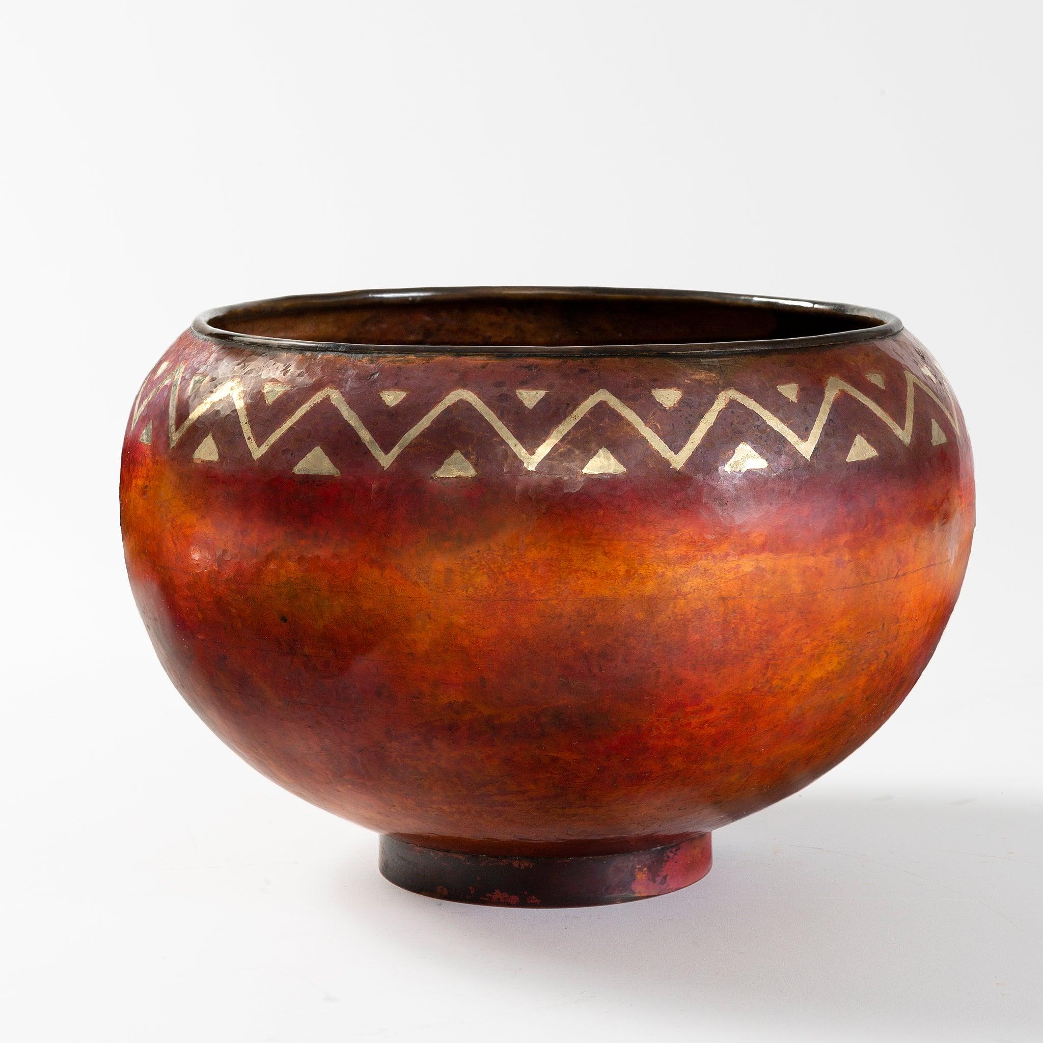 Questo raro vaso chevron di Claudius Linossier è stato creato utilizzando la difficile tecnica nota come dinanderie, che prevede la decorazione di vasi di rame sollevati a mano per produrre colori sottili e bellissimi. Questo vaso sferico è composto