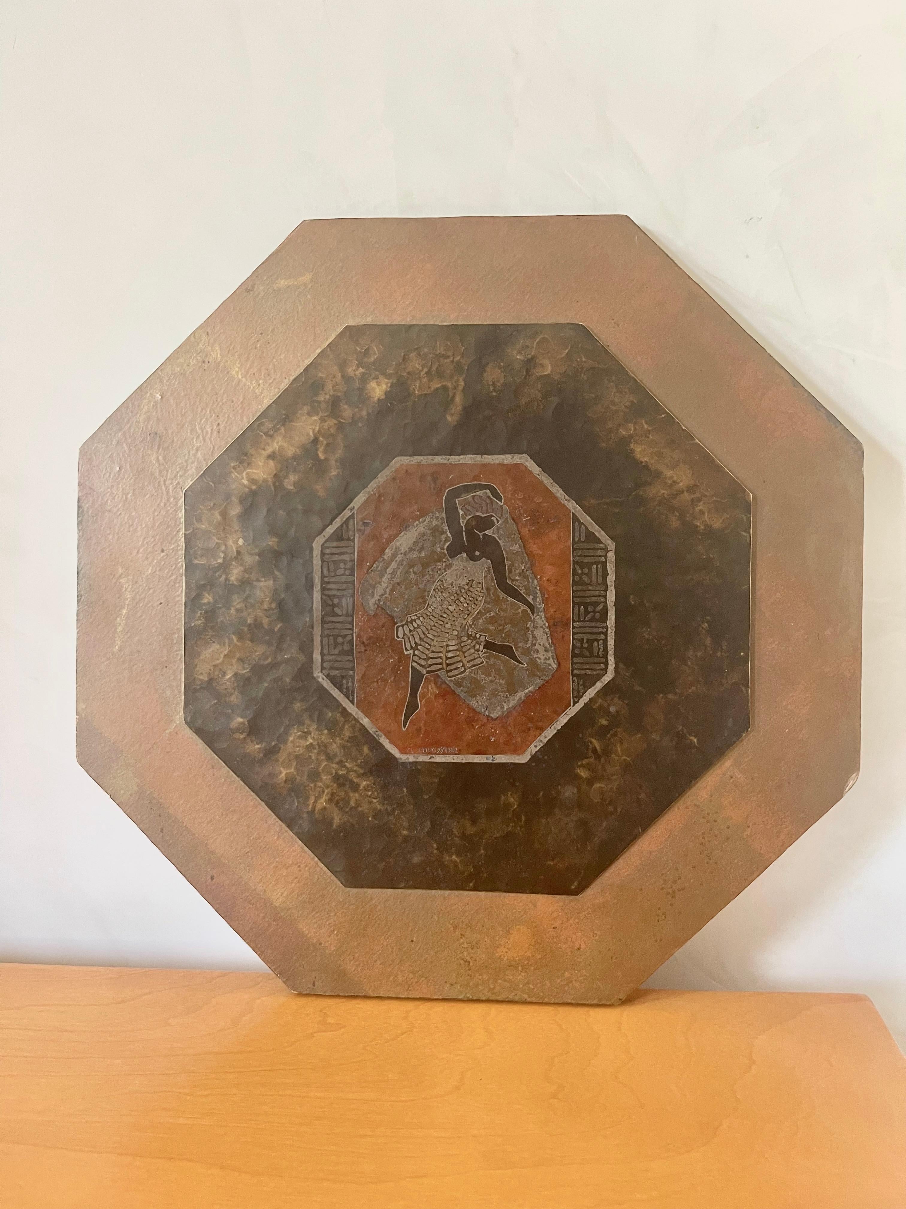 Placa plana montada en madera por Claudius Linossier.  Las figuras no son extremadamente raras en su obra, pero sí apreciadas, y son bastante difíciles de encontrar.  

Nota: 14 x 14 pulgadas con panel de soporte, 10 x 10 pulgadas sólo para la placa
