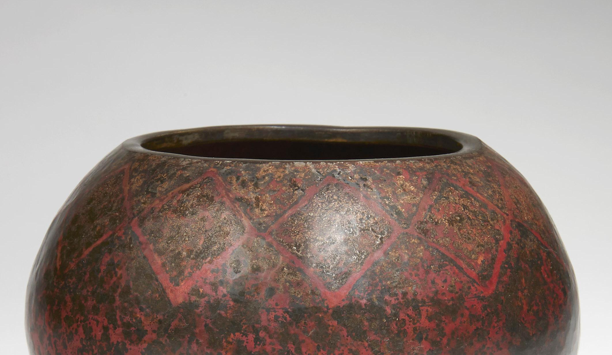 In copperware with oxidised patinated diamond patterns in red, brown and black
Signed.