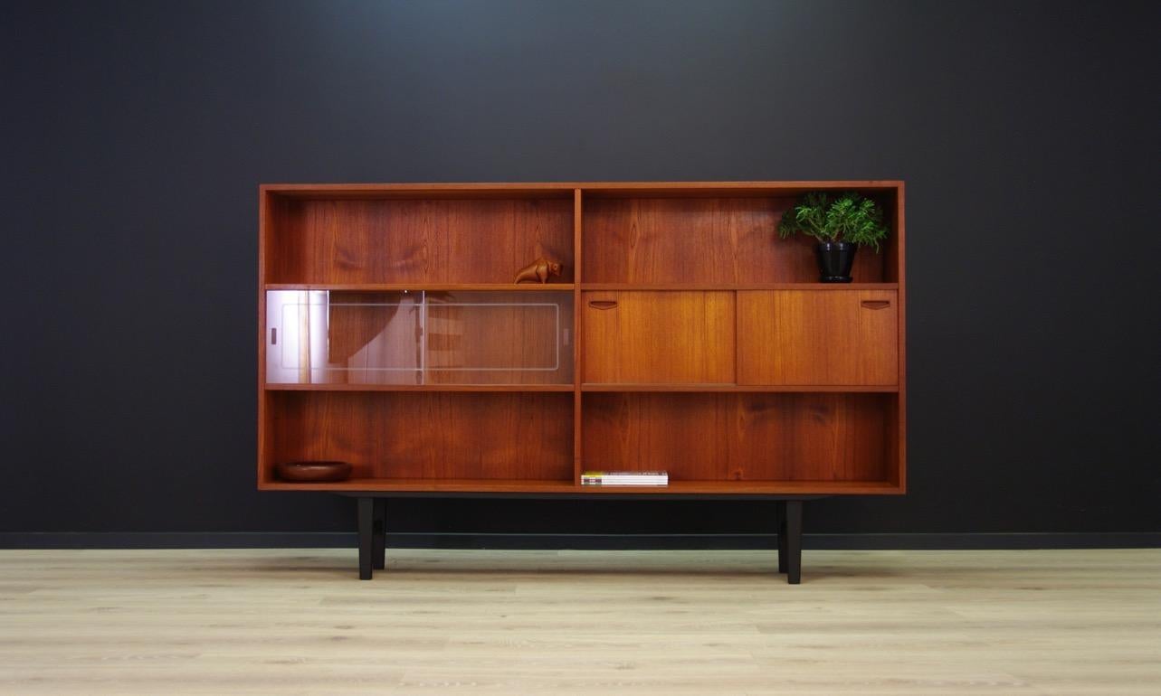 Retro highboard from the 1960s-1970s, minimalist form - Danish design produced by Clausen & Søn. Item finished with teak veneer. An additional advantage is the elegant glass. Preserved in good condition (minor scratches) - directly for