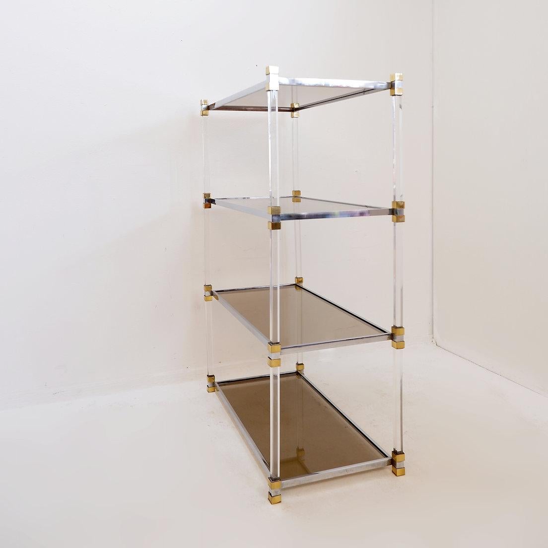 Hollywood Regency Claustra shelf in plexiglass, smoked glass and brass, Charles Hollis Jones style For Sale