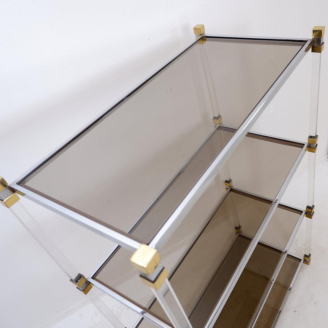 Brass Claustra shelf in plexiglass, smoked glass and brass, Charles Hollis Jones style For Sale