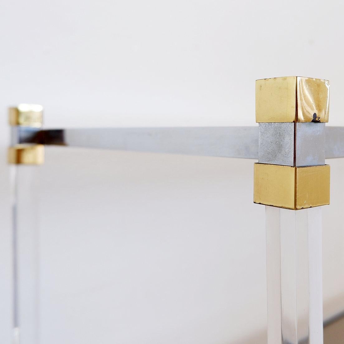 Claustra shelf in plexiglass, smoked glass and brass, Charles Hollis Jones style For Sale 3