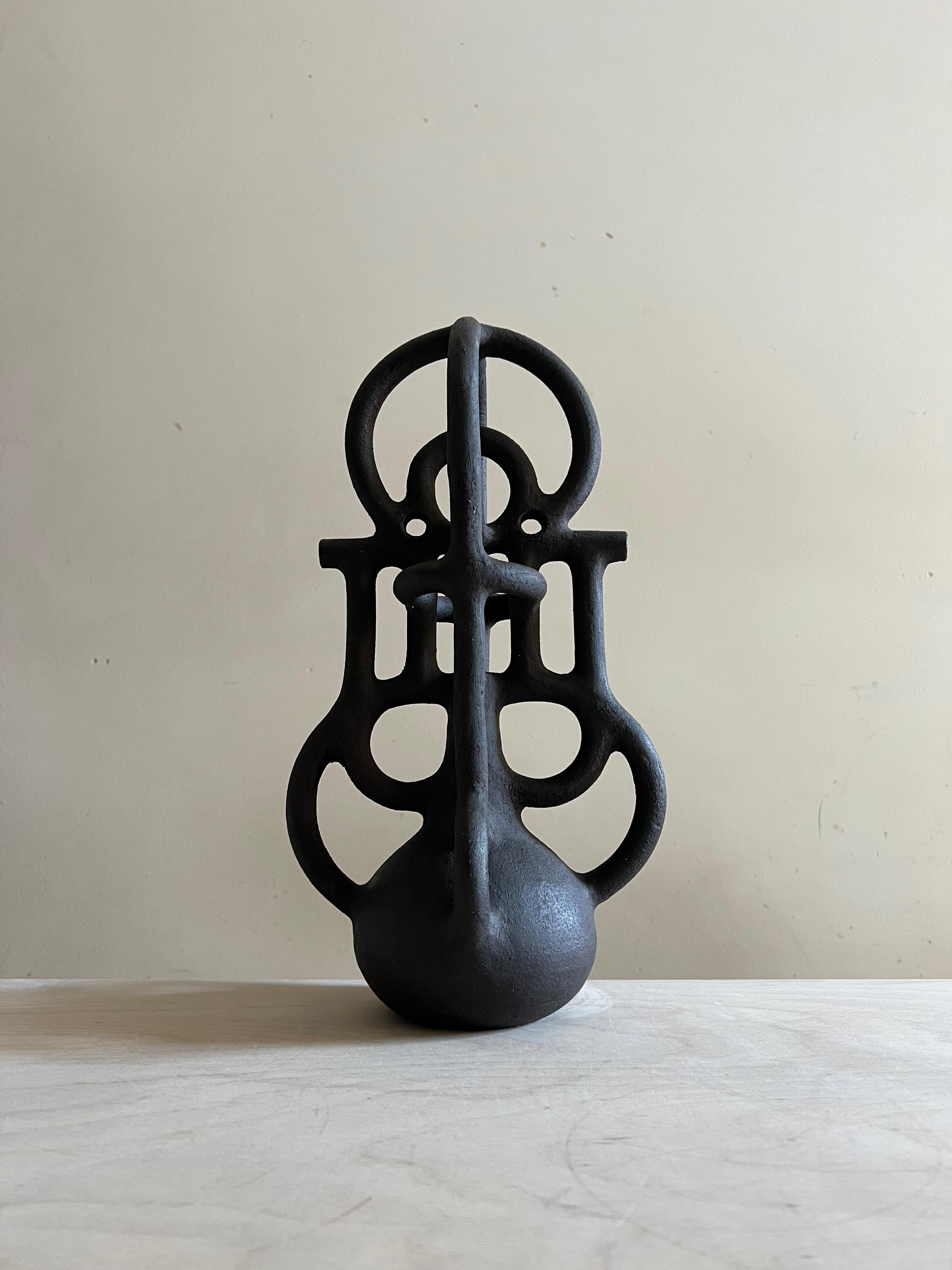 Ispirate all'architettura e a civiltà immaginarie, queste sculture fatte a mano evocano forza, stabilità e atemporalità. Ogni pezzo unico e terroso diventa un simbolo: una fortezza, un altare, una reliquia di rituali sconosciuti. L'artista gioca con