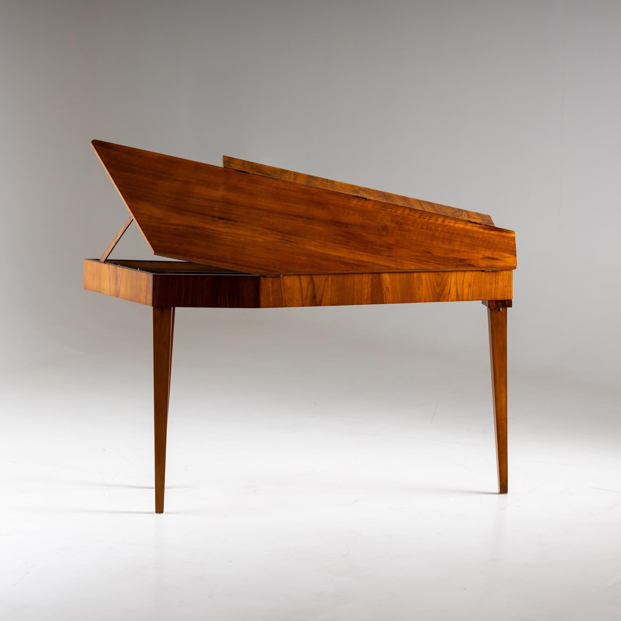 Clavichord, untergebracht in einem furnierten Nussbaumgehäuse von einfacher rechteckiger Form. Auf der Innenseite nummeriert 