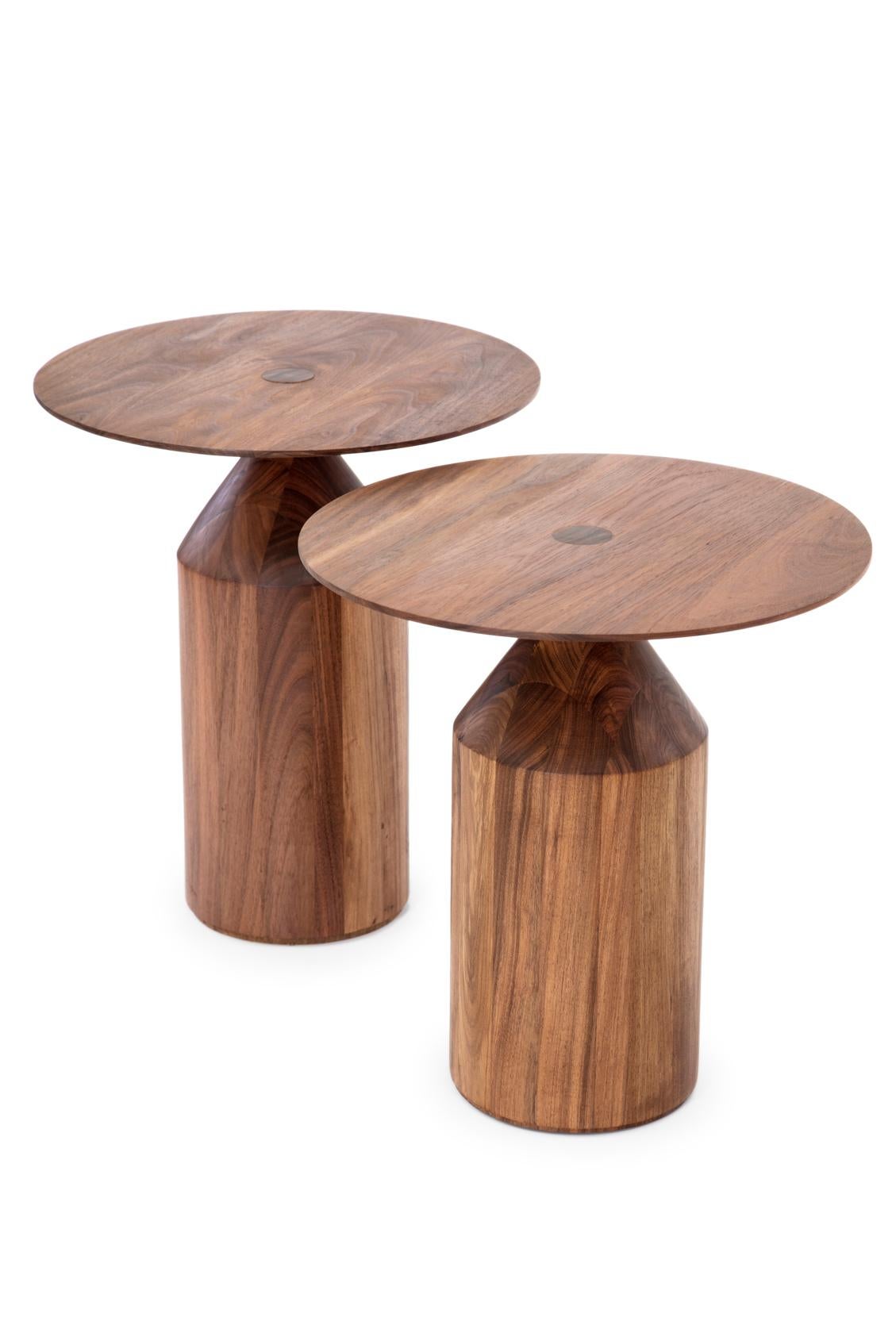 Beistelltisch aus massivem, gedrechseltem Holz mit einer Ölbehandlung.
Ihr kreisförmiges Design ermöglicht eine einfache Platzierung und verbessert den Fluss des Raumes, wodurch sie sich perfekt für Wohnbereiche, Schlafzimmer oder Eingangsbereiche