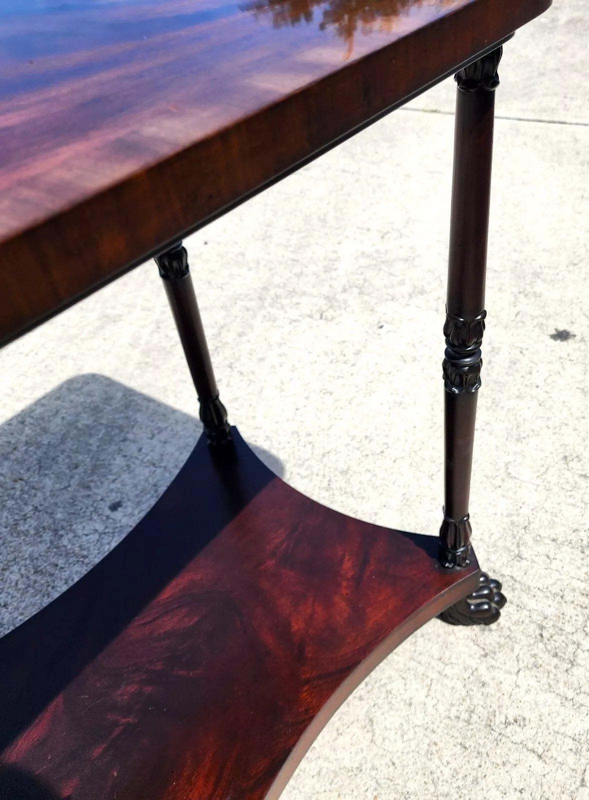 Beistelltisch mit Klauenfuß von Hickory Chair Co, Vintage (Mahagoni) im Angebot