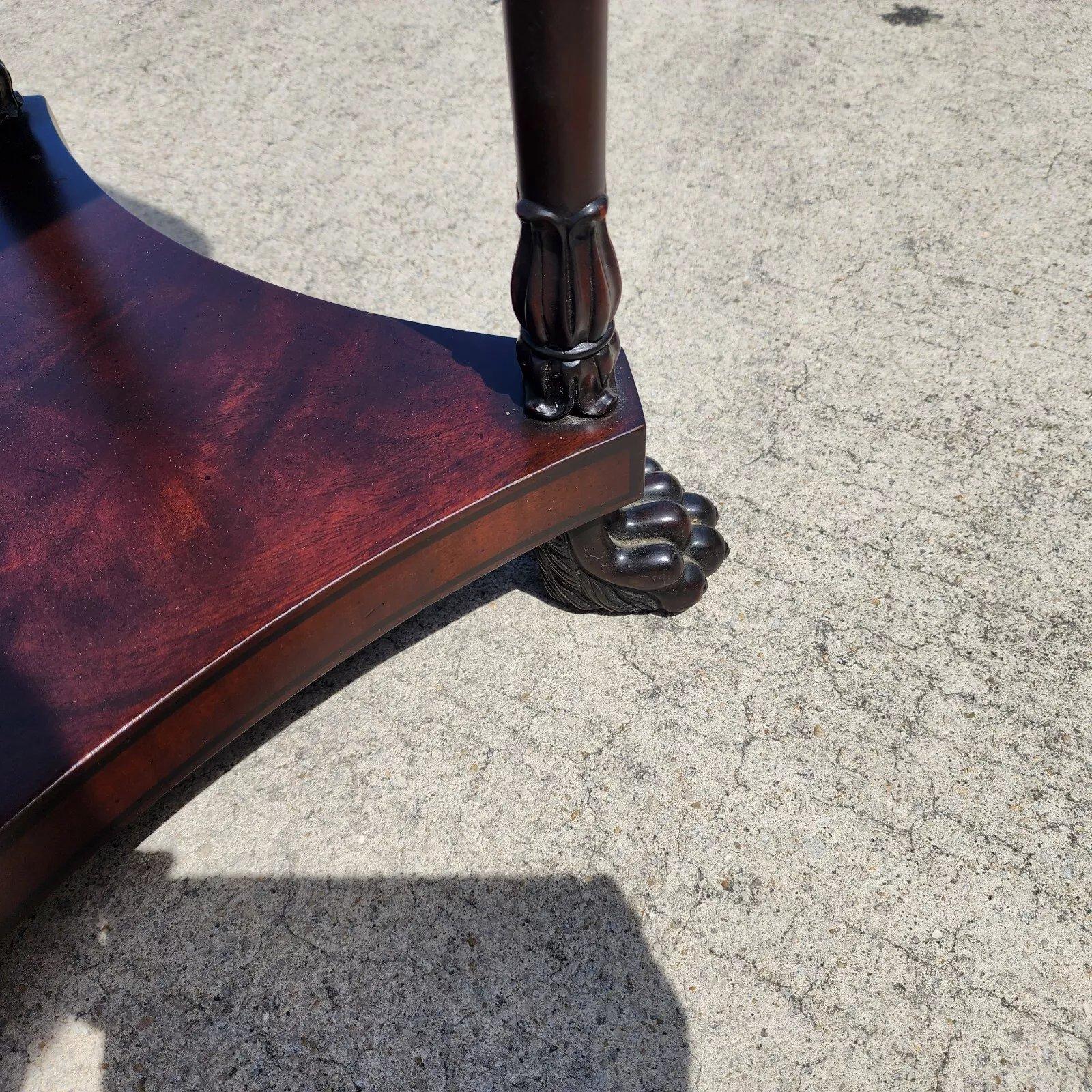 Beistelltisch mit Klauenfuß von Hickory Chair Co, Vintage im Angebot 1