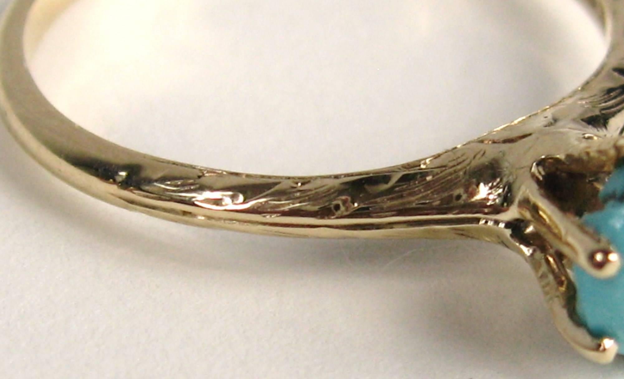 Früher Türkisring in 10K Gold gefasst. Krallen-Zacken-Fassung. Der Türkis misst etwa 6,2 mm. Der Ring ist eine Größe 8-1/4 und kann von uns oder Ihrem Juwelier angepasst werden. Dies ist aus einer umfangreichen Sammlung von Hopi, Zuni, Navajo,