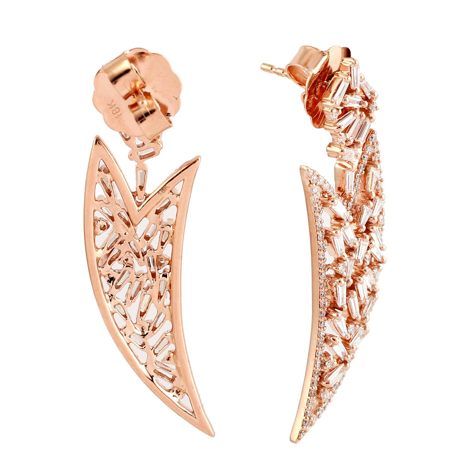 Contemporary Claw Shaped Dangle Earrings With Baguette Diamonds Made In 18k Rose Gold For Sale