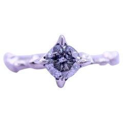 Anello solitario The Claw in oro bianco 14 carati con diamante sale e pepe