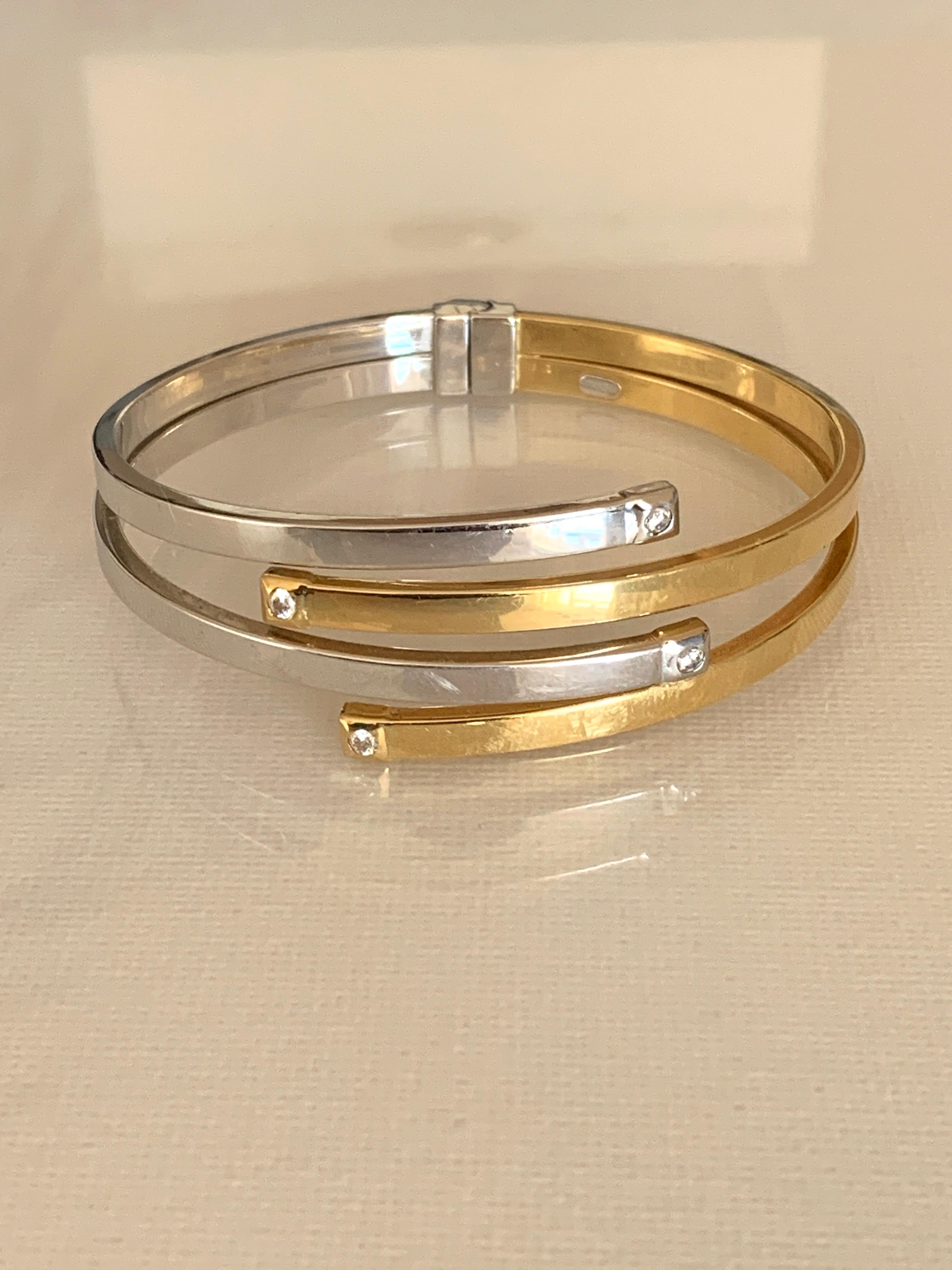 Bello
Bracciale in oro bianco e giallo 18ct 750
con chiusura a molla The Claw
Led finale con pietre chiare sconosciute 
Timbro 750 
Misura massima del polso 6,5 pollici
Taglia petite da donna

