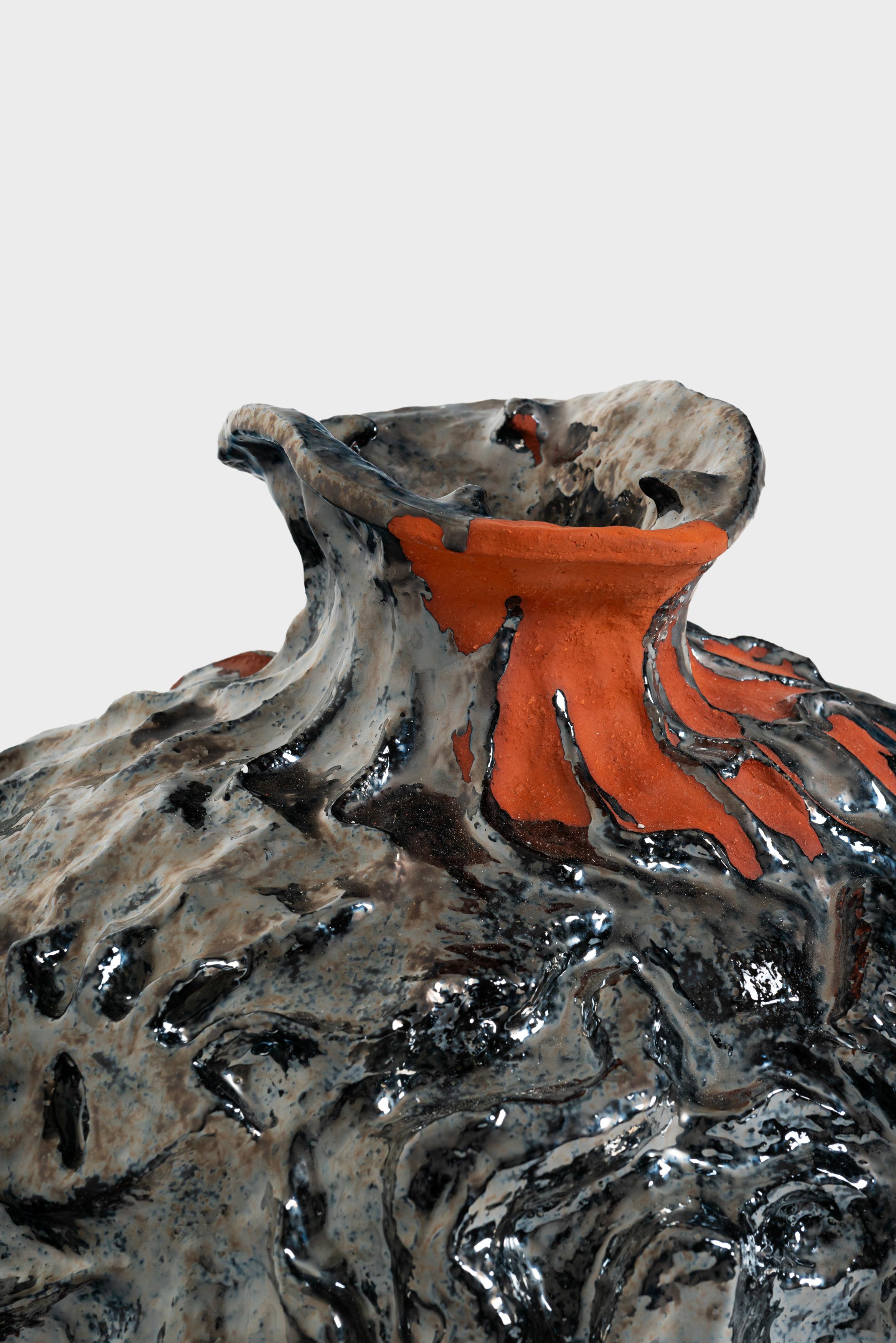 Néerlandais Vase 'The Claw That Could Kill' en céramique émaillée de Niki Danai en vente