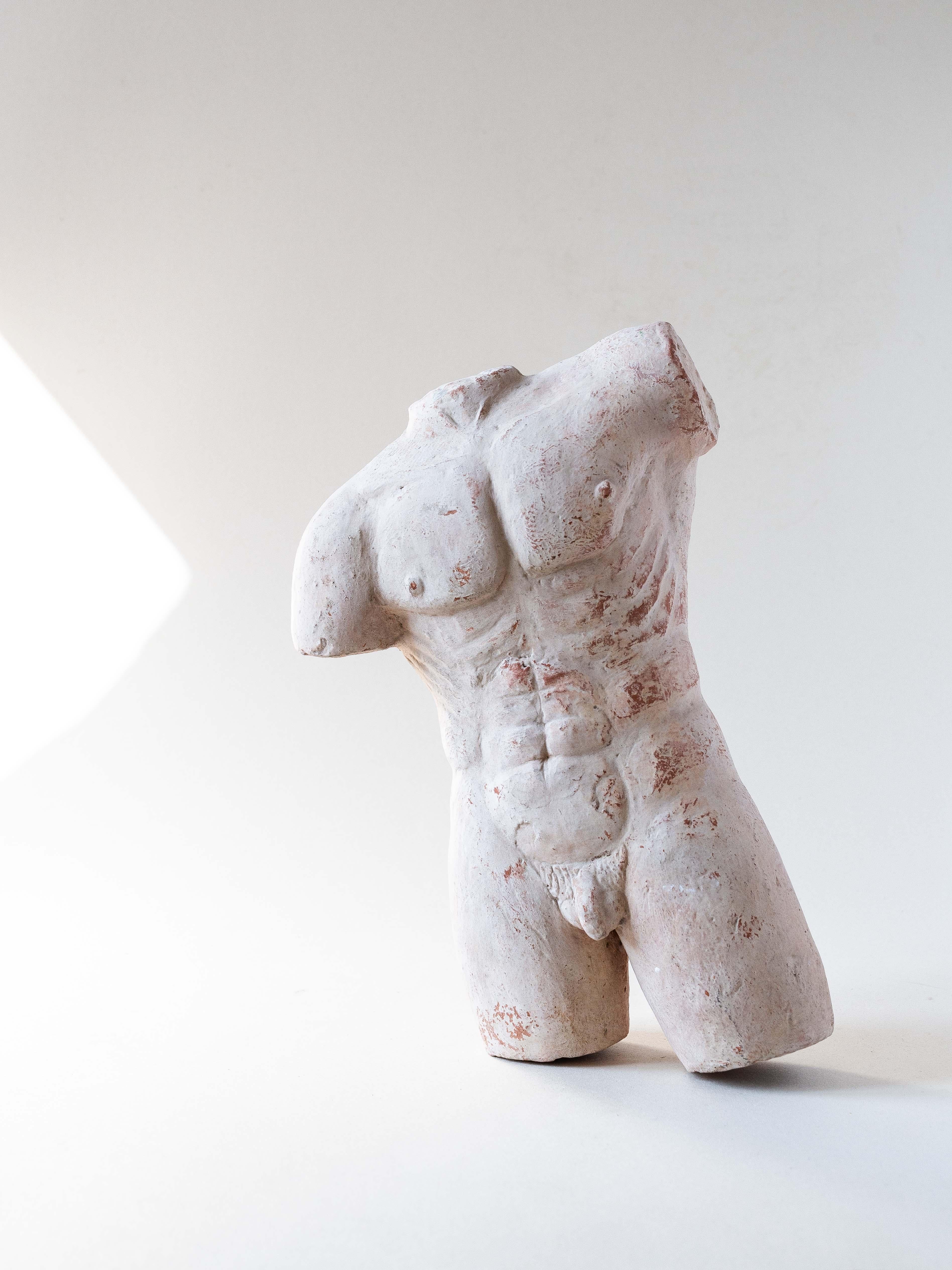 Sculpture en argile Buste, torse nu masculin, France années 1960

La sculpture, réalisée en argile rouge et en plâtre, est conçue dans un style grec classique. 

Les bords rugueux et inachevés de la sculpture et les variations subtiles du matériau