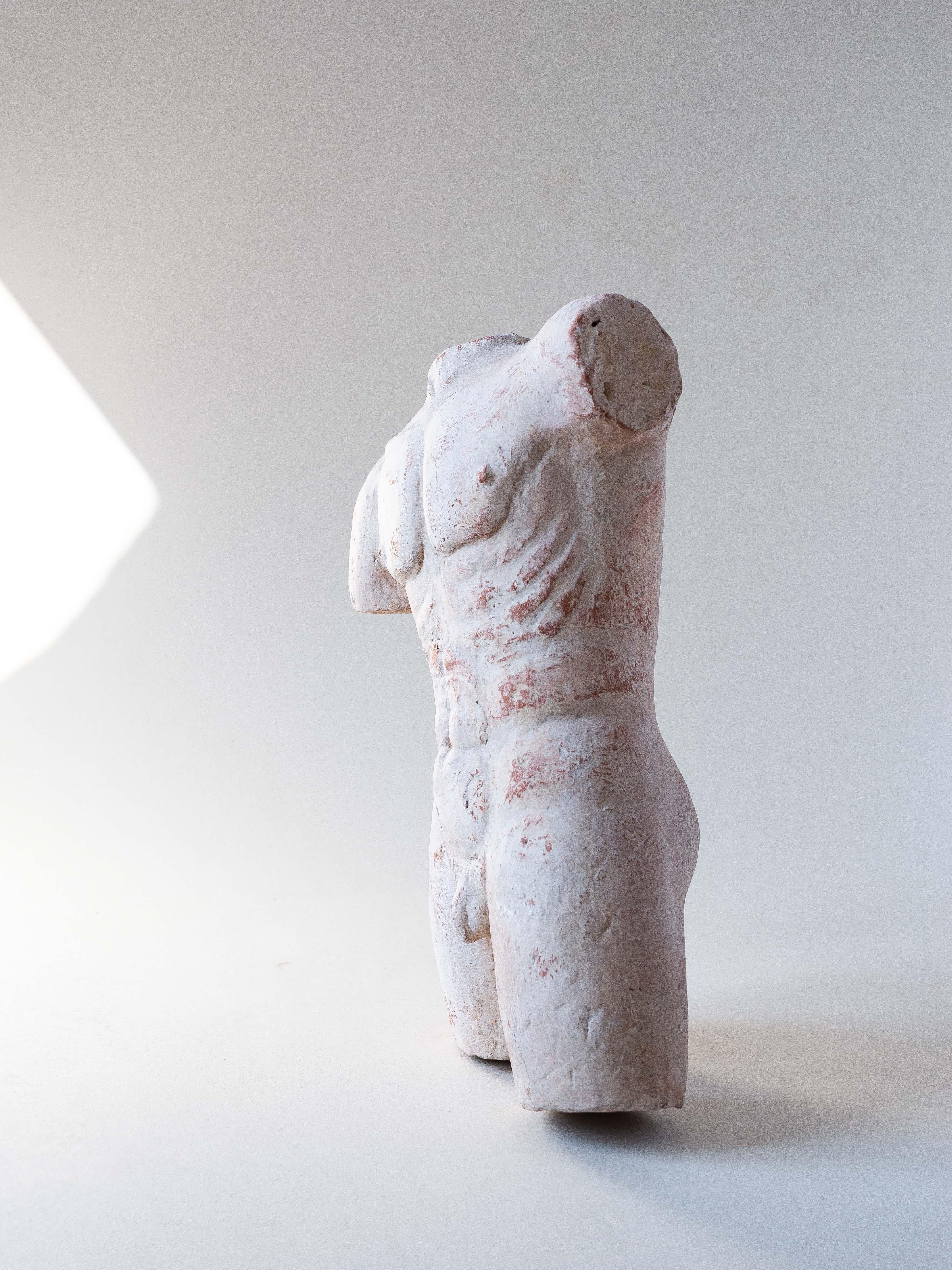Hellénistique Buste sculpté en argile et plâtre, torse nu masculin, France, années 1960 en vente