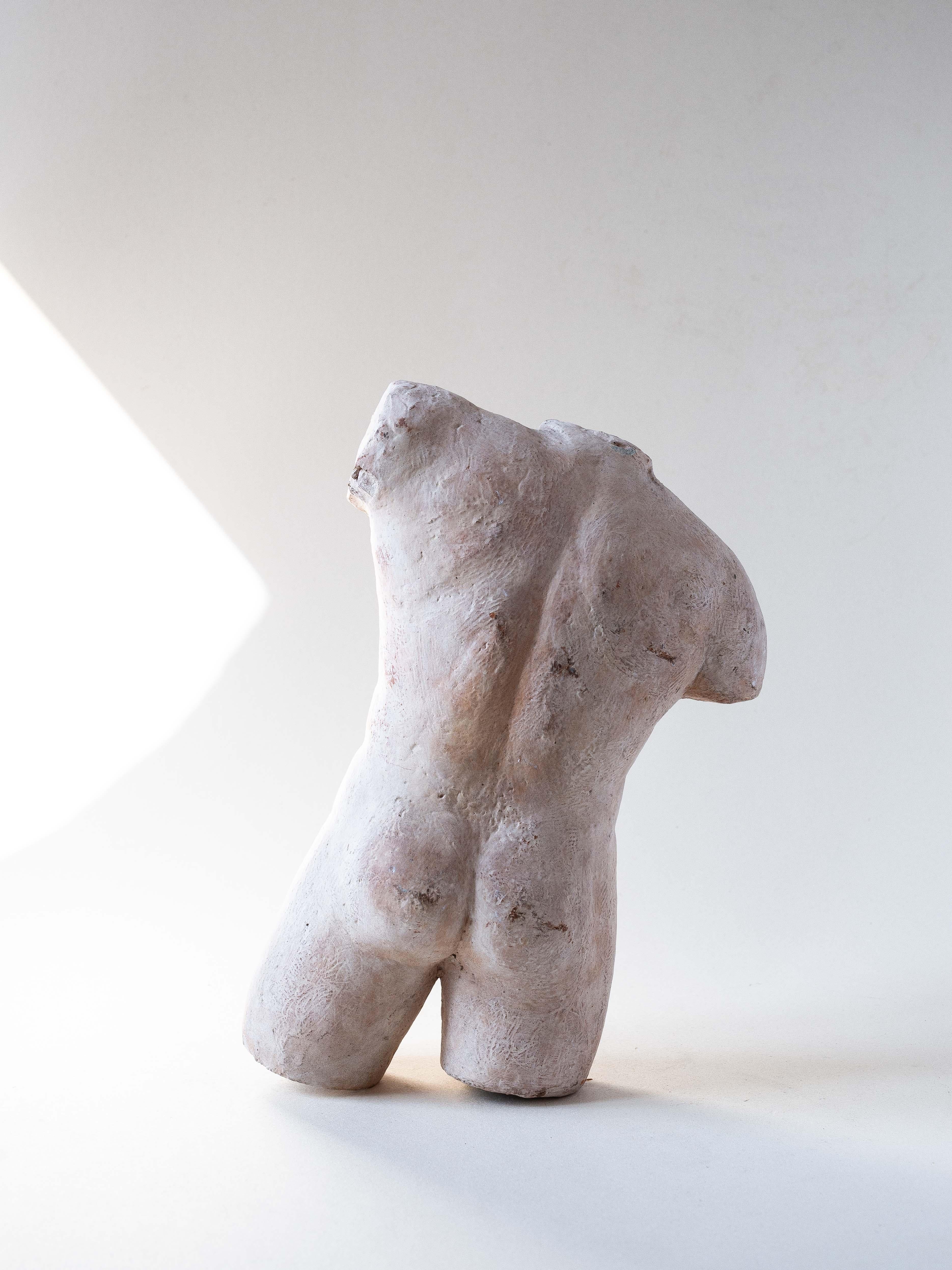 Français Buste sculpté en argile et plâtre, torse nu masculin, France, années 1960 en vente