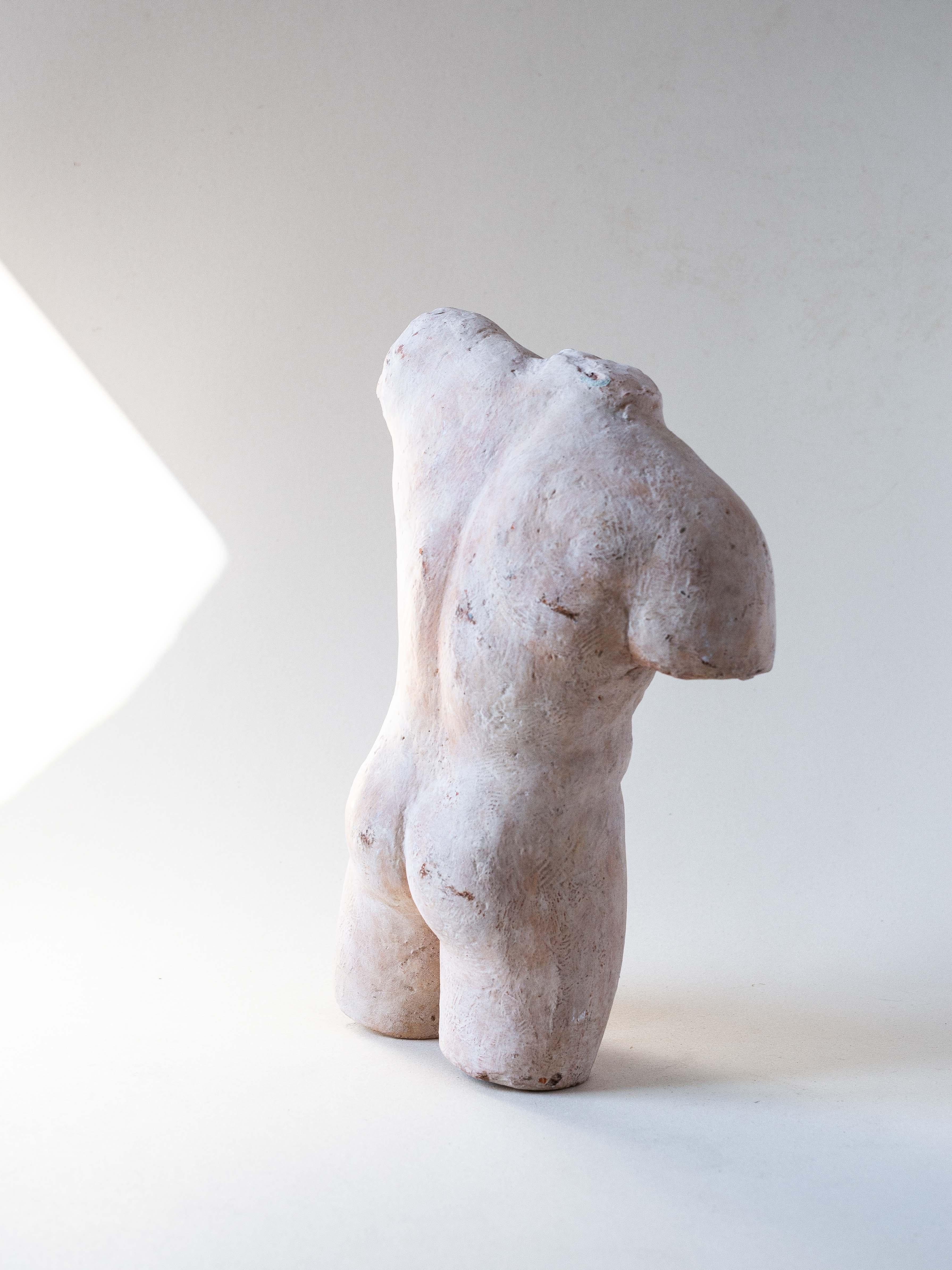 Patiné Buste sculpté en argile et plâtre, torse nu masculin, France, années 1960 en vente